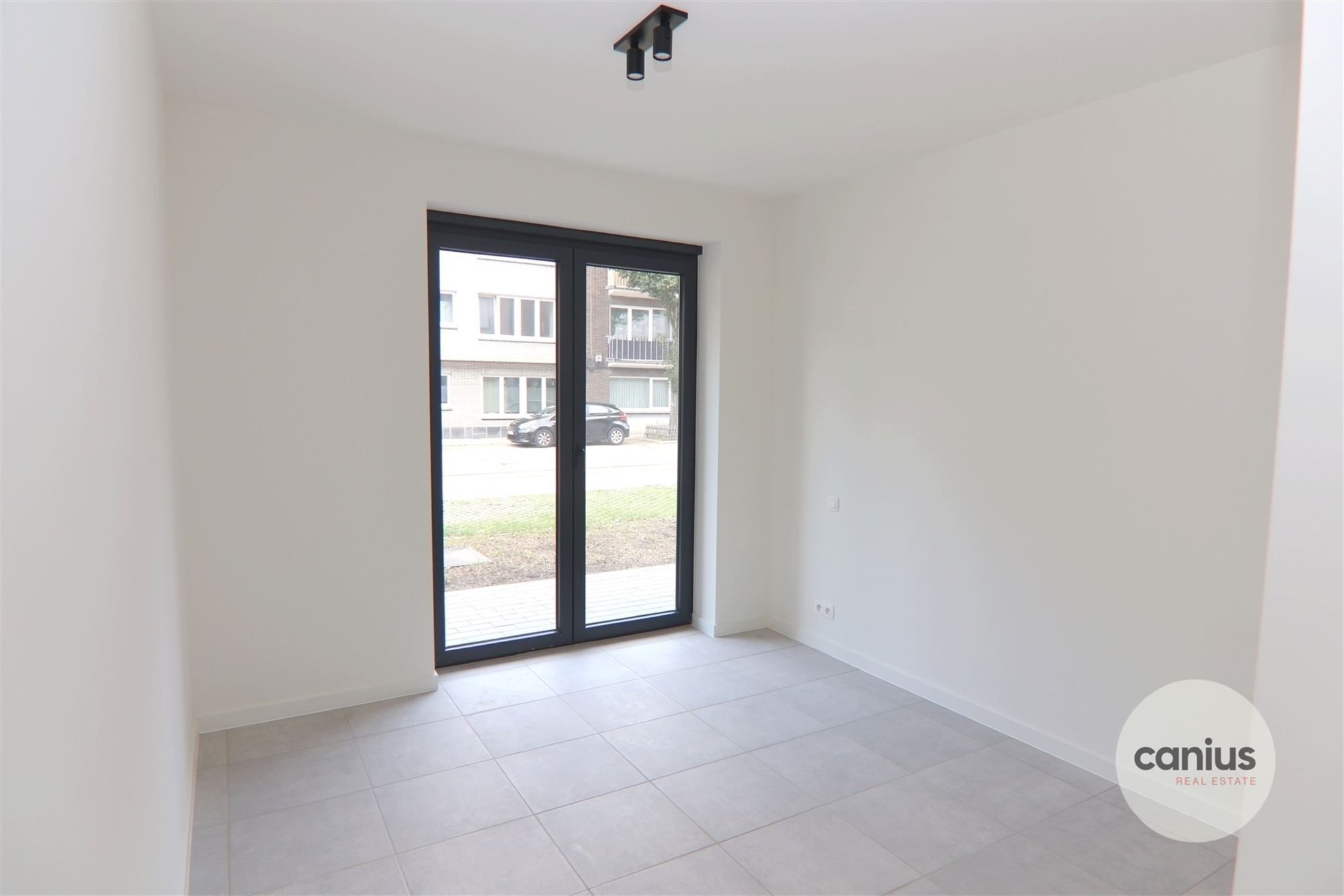 GESCHILDERD NIEUWBOUWAPP. IN HARTJE HASSELT MET 3 SLKS + TERRAS, TUIN & PARKING foto 8