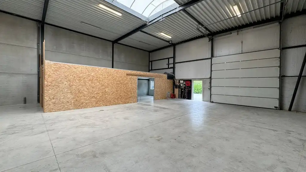 Magazijn met kantoor te huur nabij E313 in Ranst foto 5