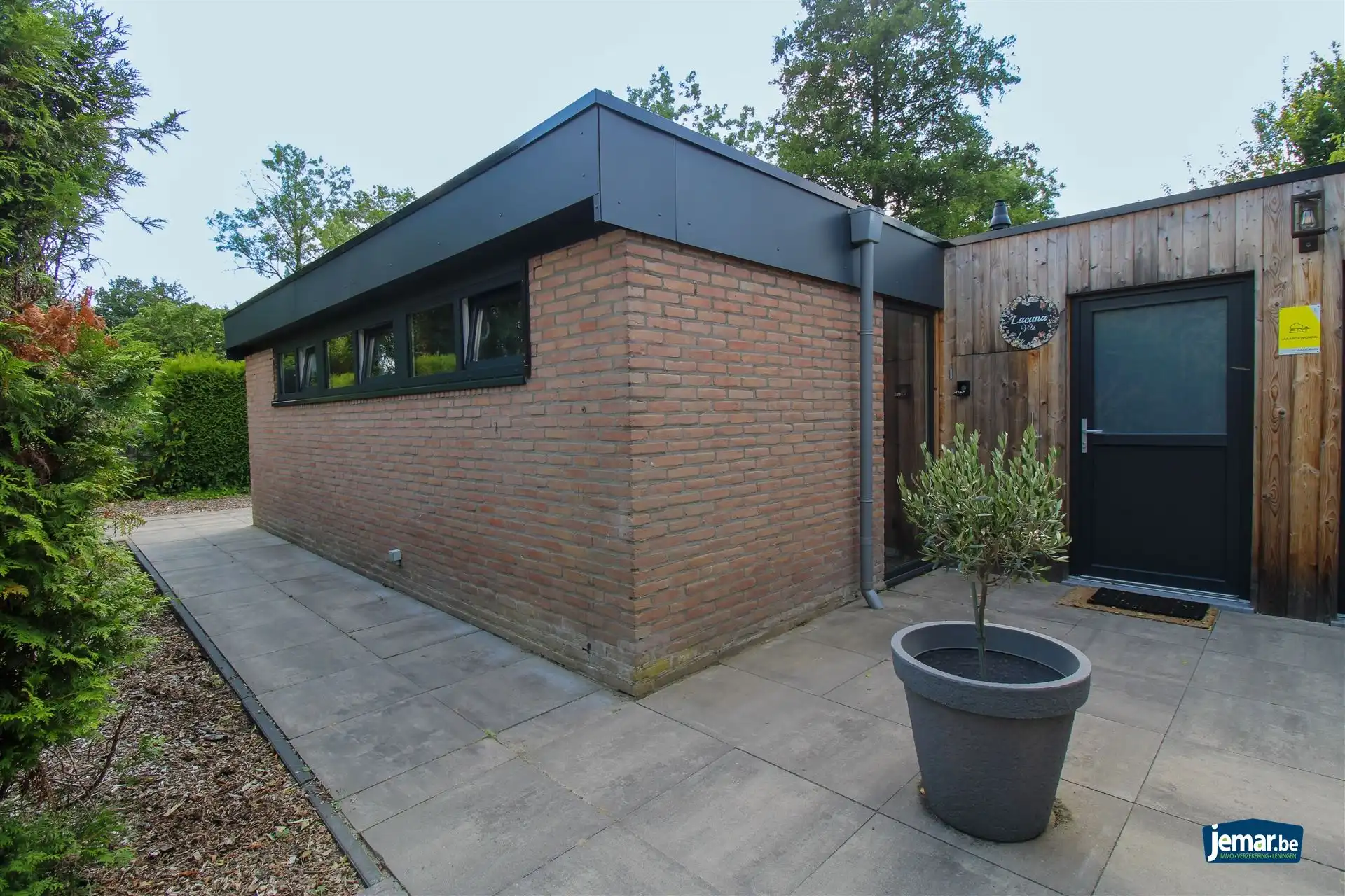 Stijlvol gerenoveerde vakantiewoning op vakantiedomein Sonnevijver met 2 slaapkamers, gelegen aan de Maanvijver, instapklaar en inclusief inboedel – ideaal voor eigen gebruik of verhuur! foto {{pictureIndex}}