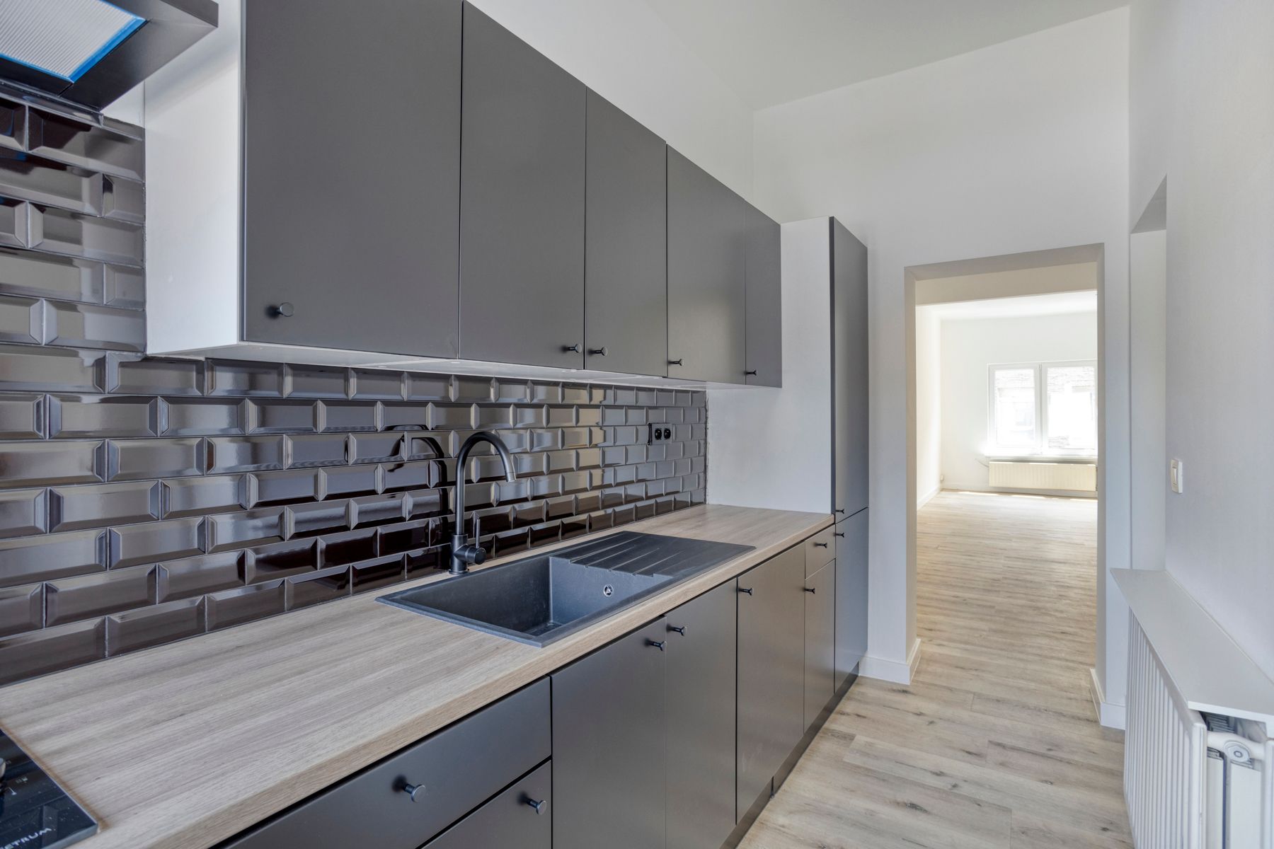 Totaal gerenoveerd, instapklaar appartement foto 7