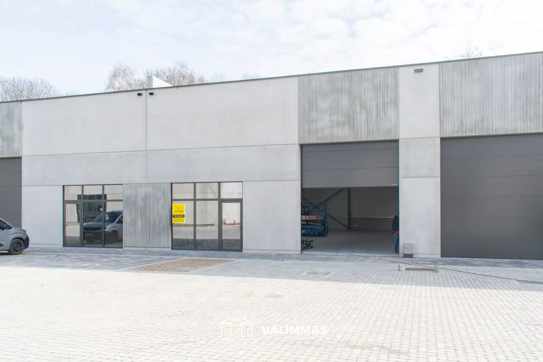 Nieuw bedrijfsgebouw (± 240m²) met sanitair en parking... foto 3