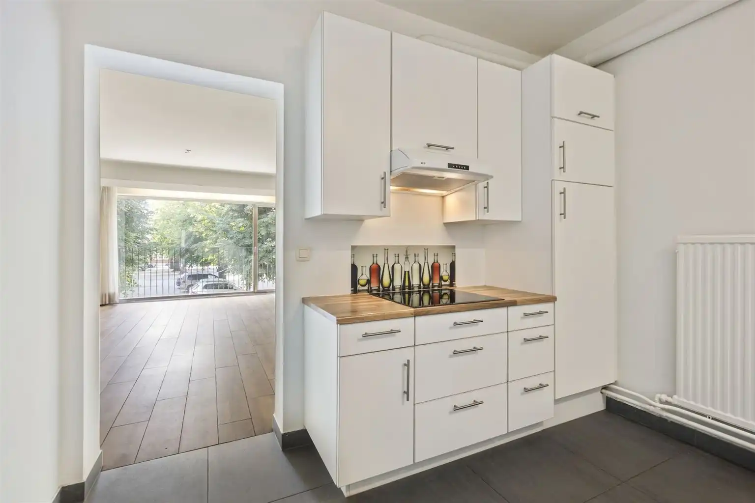 Instapklaar, gerenoveerd appartement met 3 slaapkamers, 2 terrassen en ruime garagebox gelegen op een toplocatie in het centrum van Maaseik, nabij de markt & met zicht op het Kerkplein. foto 7