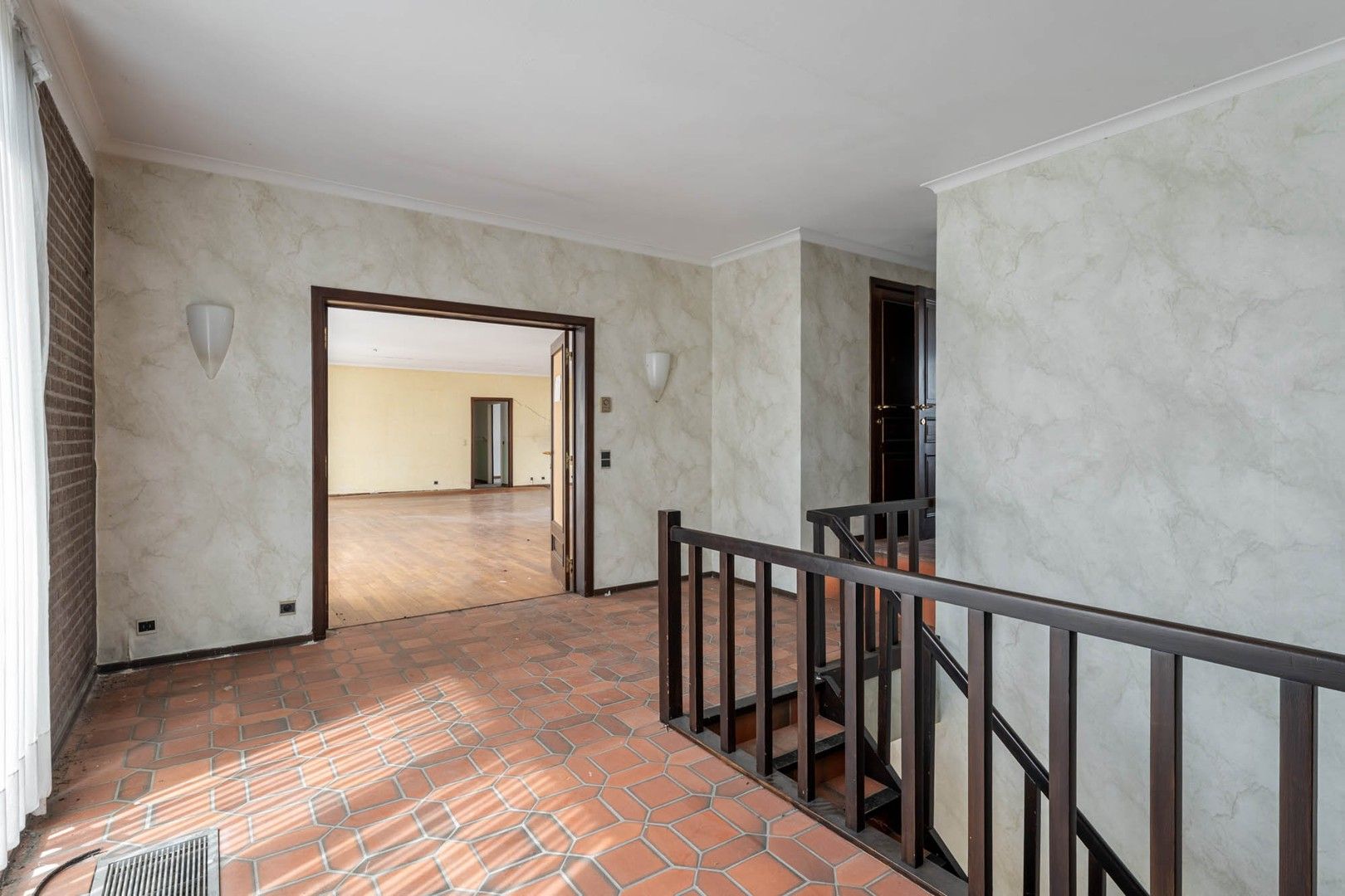 Bedrijfsgebouw (showroom/magazijn) met appartement gelegen op een perceel van 33a 50ca! foto 17