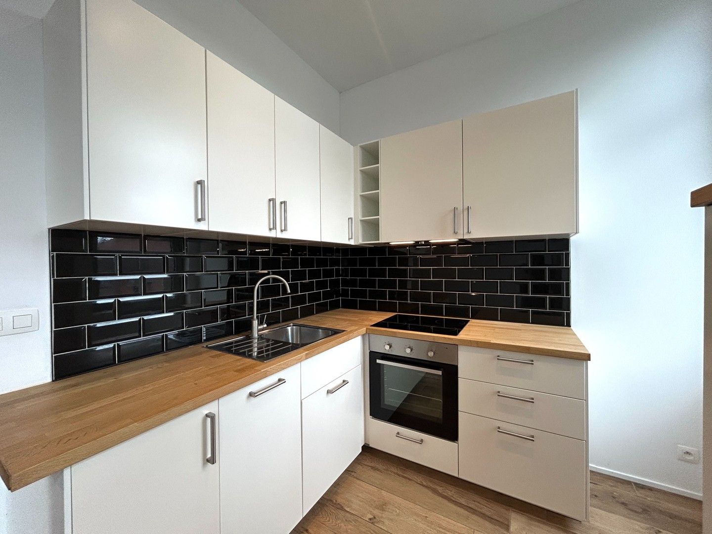 Instapklaar 2-slaapkamer appartement nabij centrum Roeselare! foto 4
