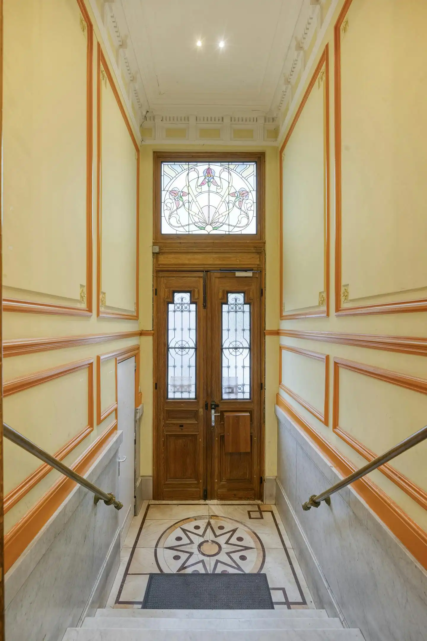 Op te frissen herenhuis met 7 slaapkamers en stadstuin. foto 3