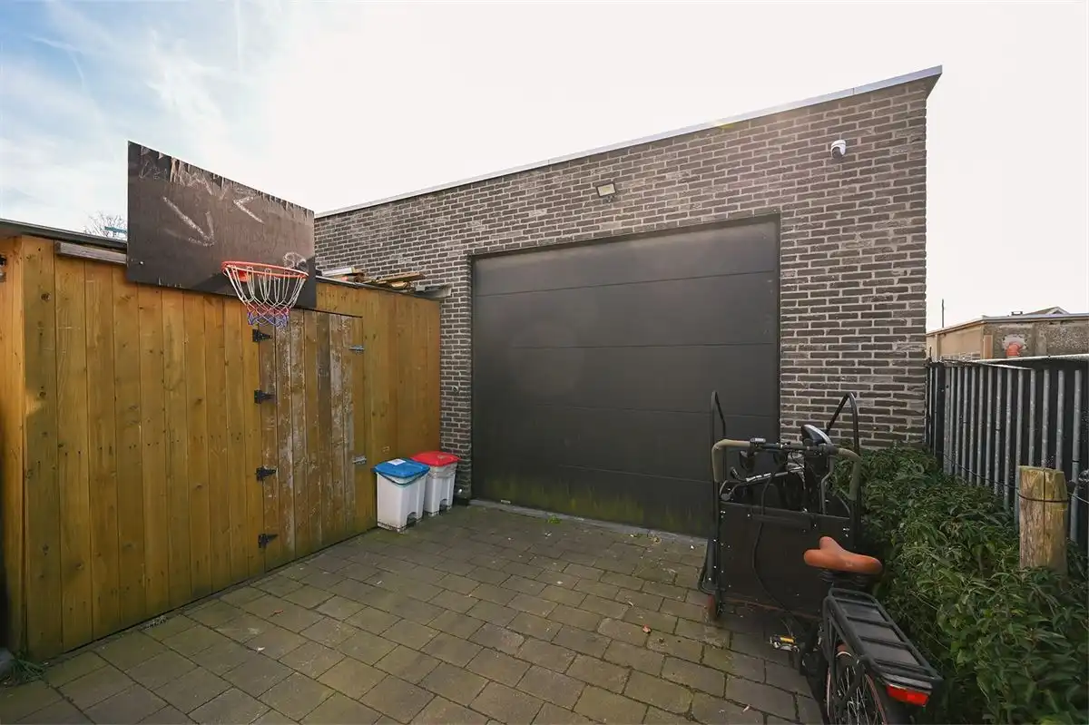 Geheel gerenoveerde woning met leuke tuin en grote garage foto 29
