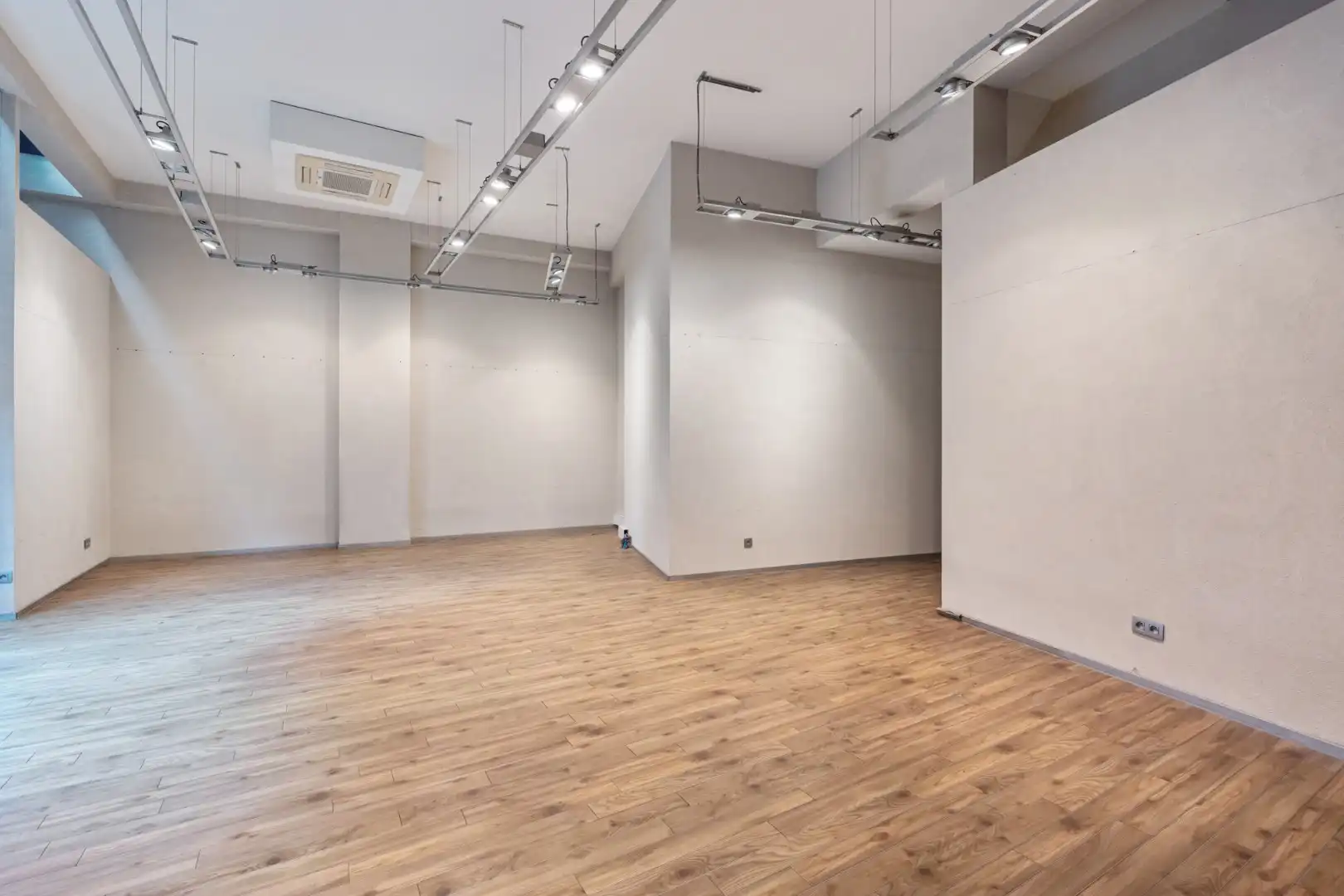 Handelspand, 150m², met 1-slaapkamerappartement op topligging in het centrum  foto 6