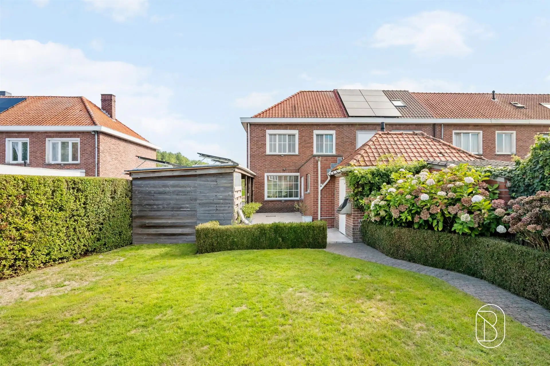 Gerenoveerde woning met 3 slpk, leuke tuin en carport foto 2
