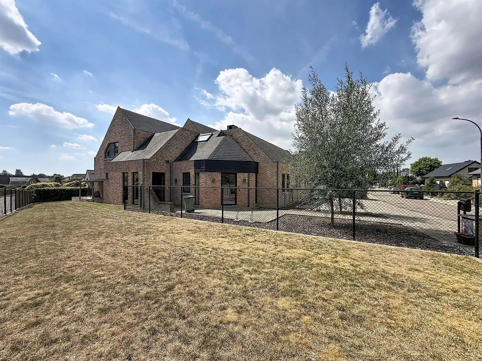 Huis met praktijkruimte, 4 slpks,  2 bdks, 10a 34ca foto {{pictureIndex}}