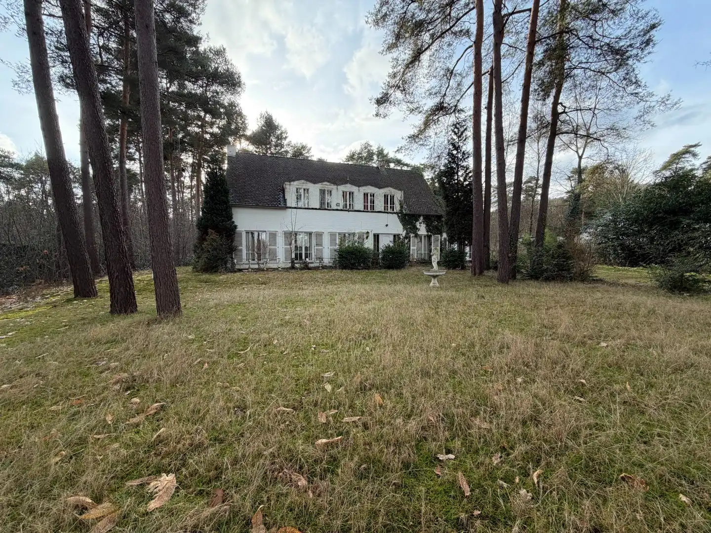 Exclusieve villa met charme, gelegen op een uitzonderlijk perceel van 5.000 m2 foto {{pictureIndex}}