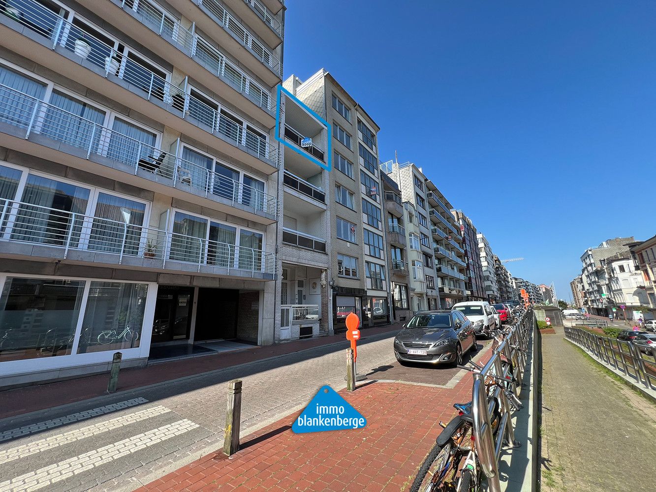 Hoofdfoto van de publicatie: Te Renoveren 1 Slaapkamer Appartement met Zuidoost Gericht Terras en Zolder