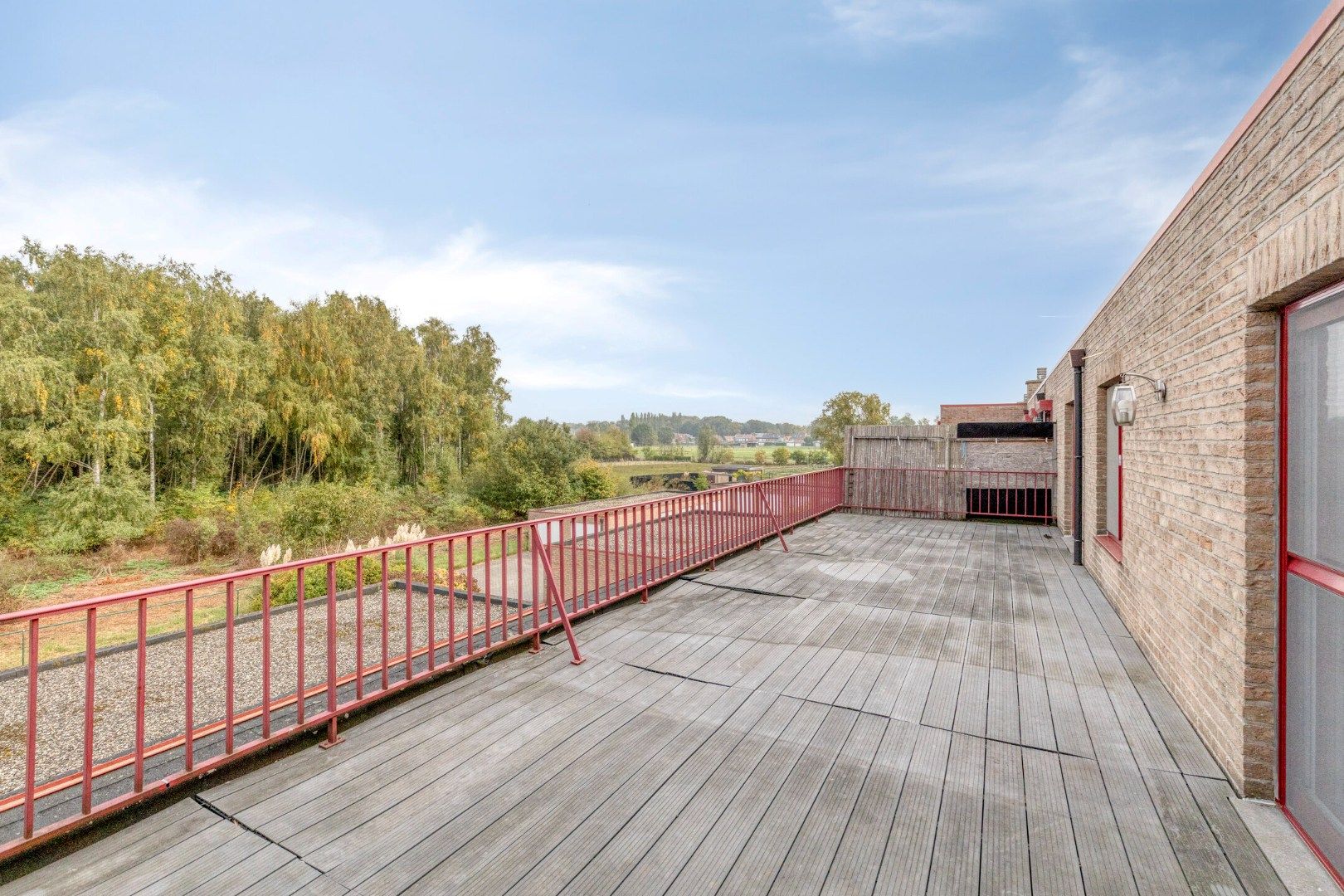 Riant dakappartement met terras en garage foto 16