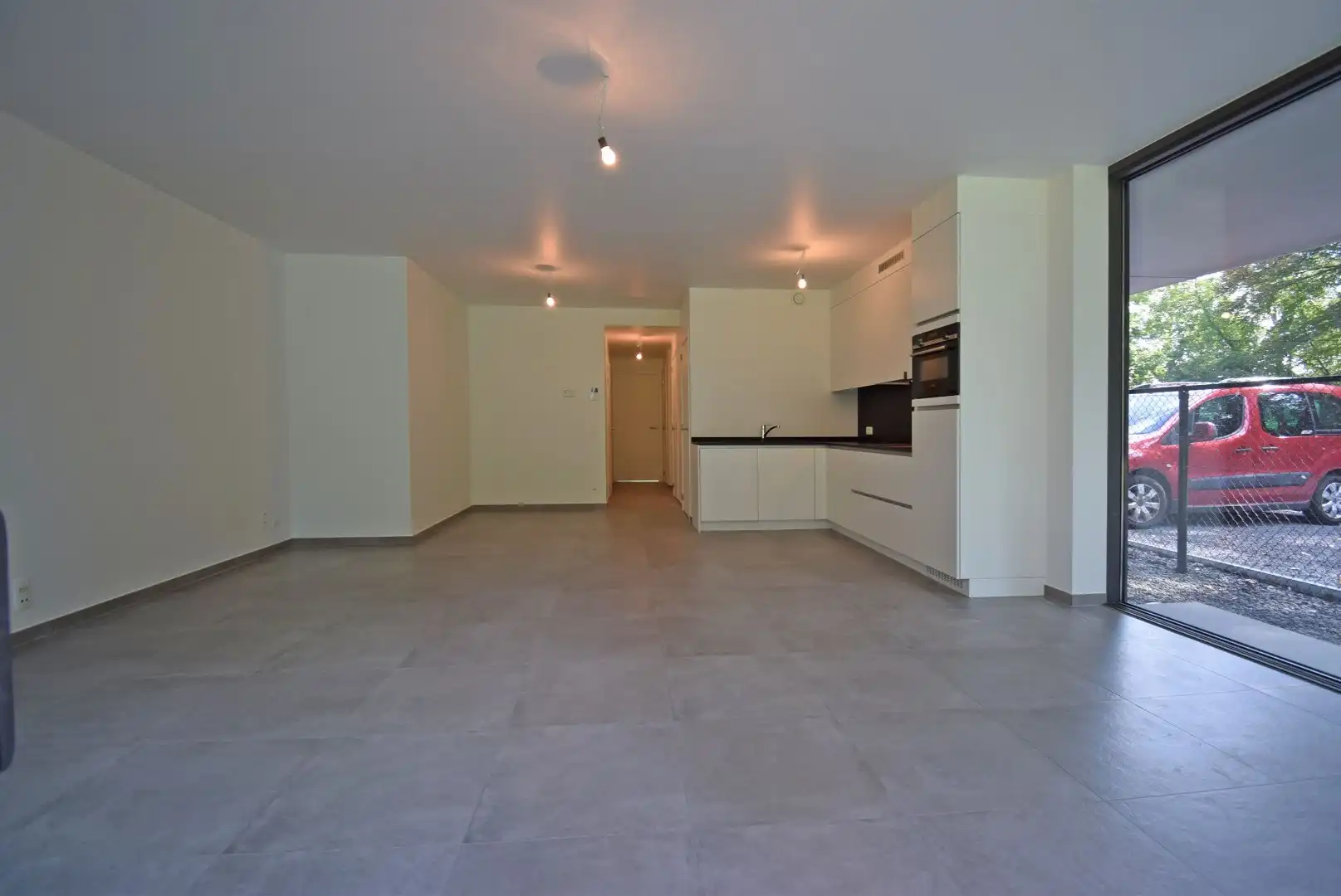 UNIEK INSTAPKLAAR GELIJKVLOERS APPARTEMENT IN EEN GROENE OMGEVING. foto 9