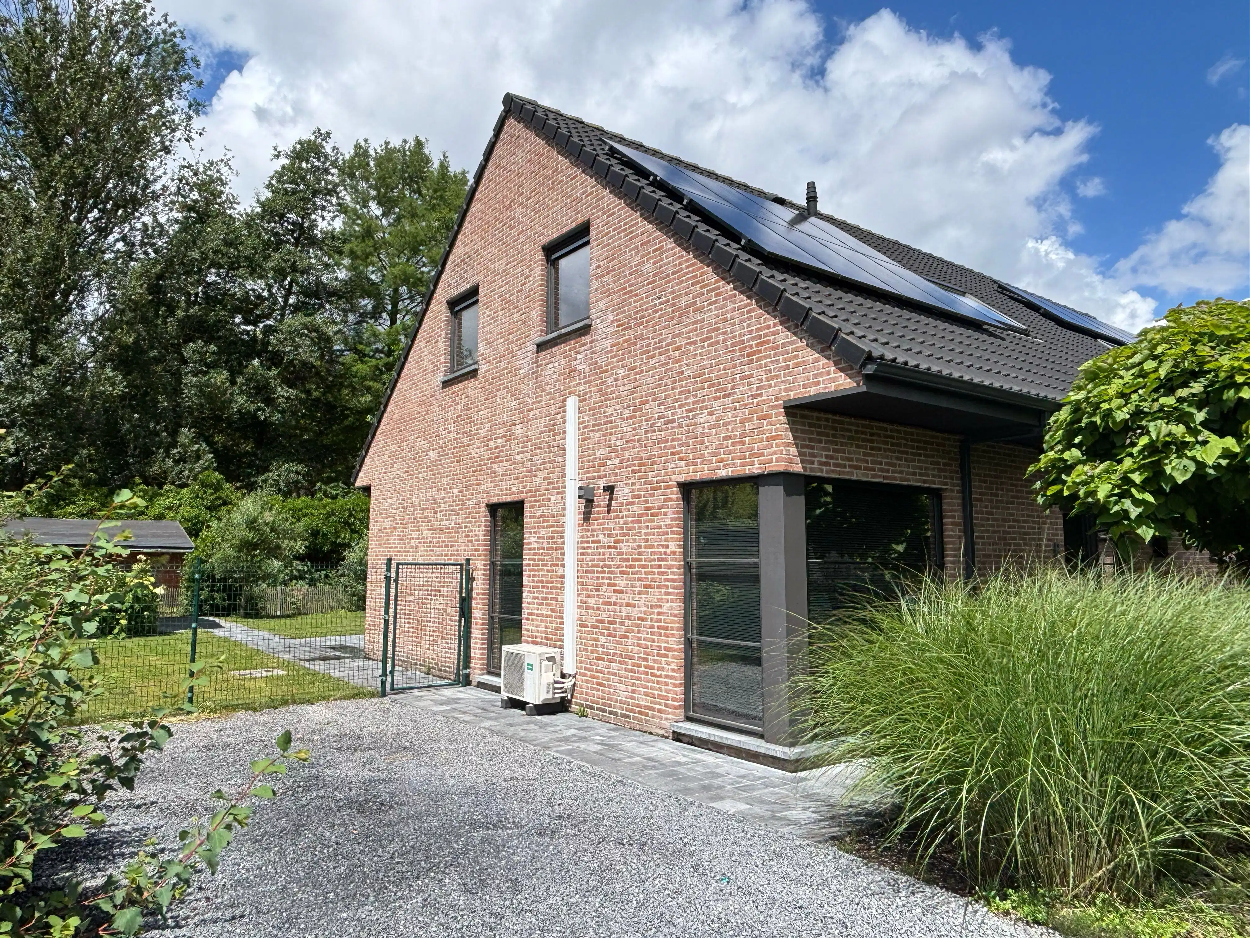 Halfopen recente woning in rustige woonwijk foto {{pictureIndex}}