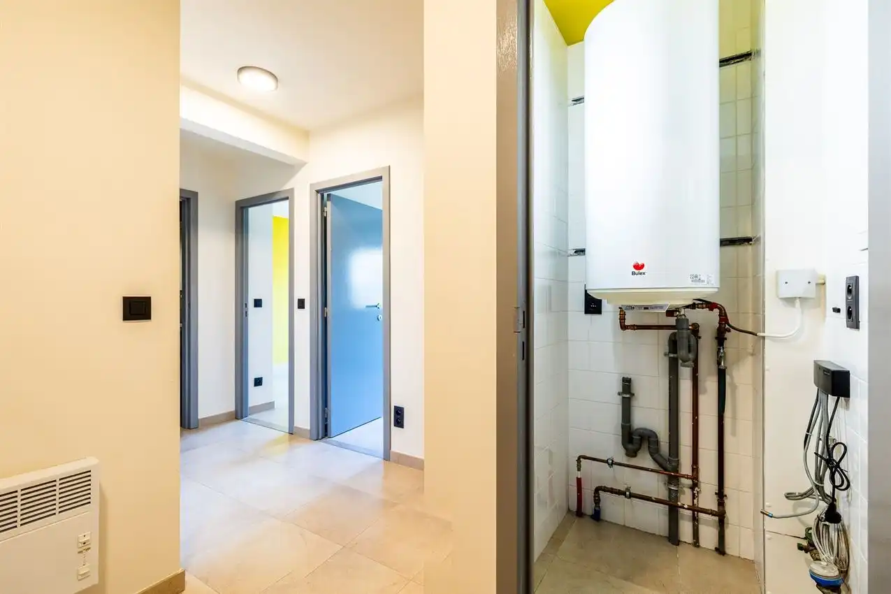 Vernieuwd app, twee slaapkamers, terras en garage foto 30