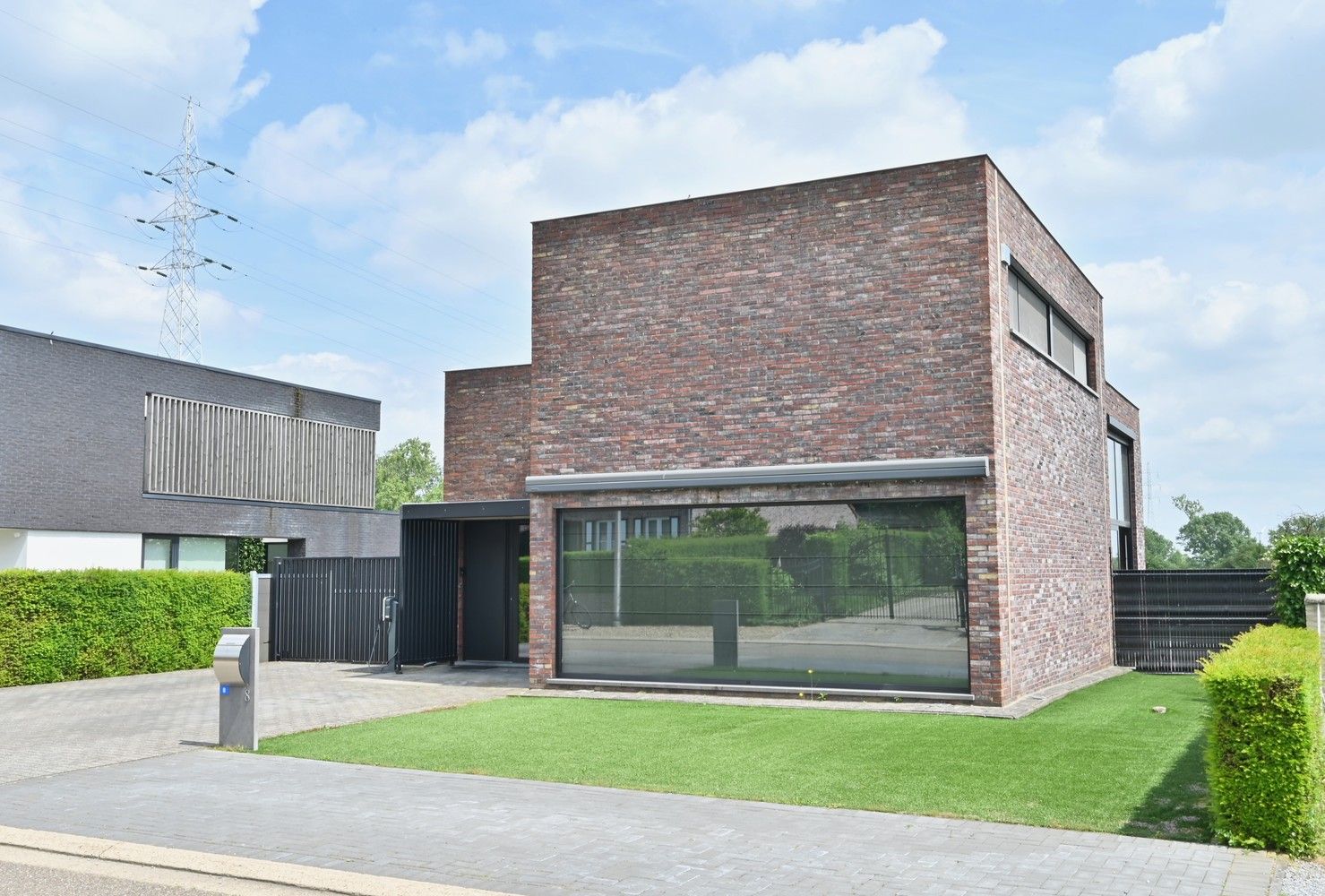 Moderne villa onder strakke hedendaagse architectuur met riante garage (50 m²), zonnepanelen en een overdekt buitenzwembad, rustig en landelijk gelegen te Lanaken-Gellik foto 1