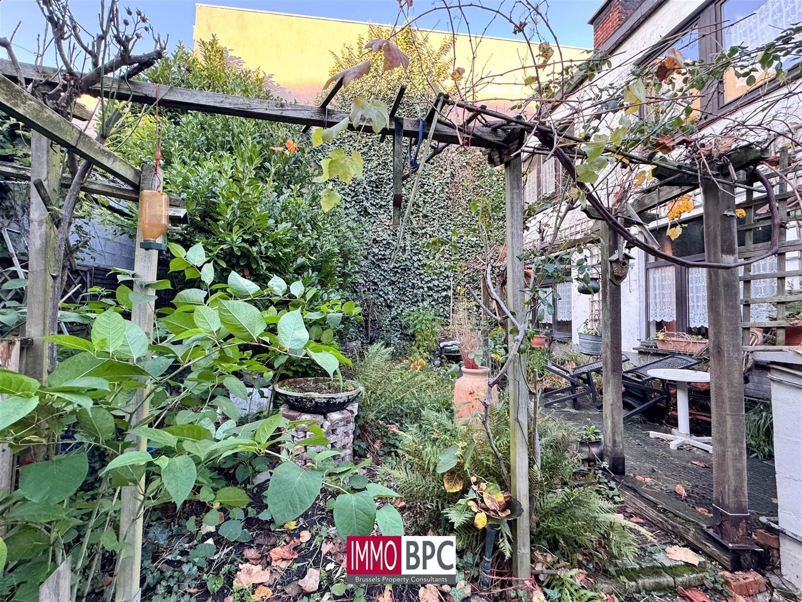 Kleine charmante achterwoning met tuin en dubbele garage te renoveren  foto 29