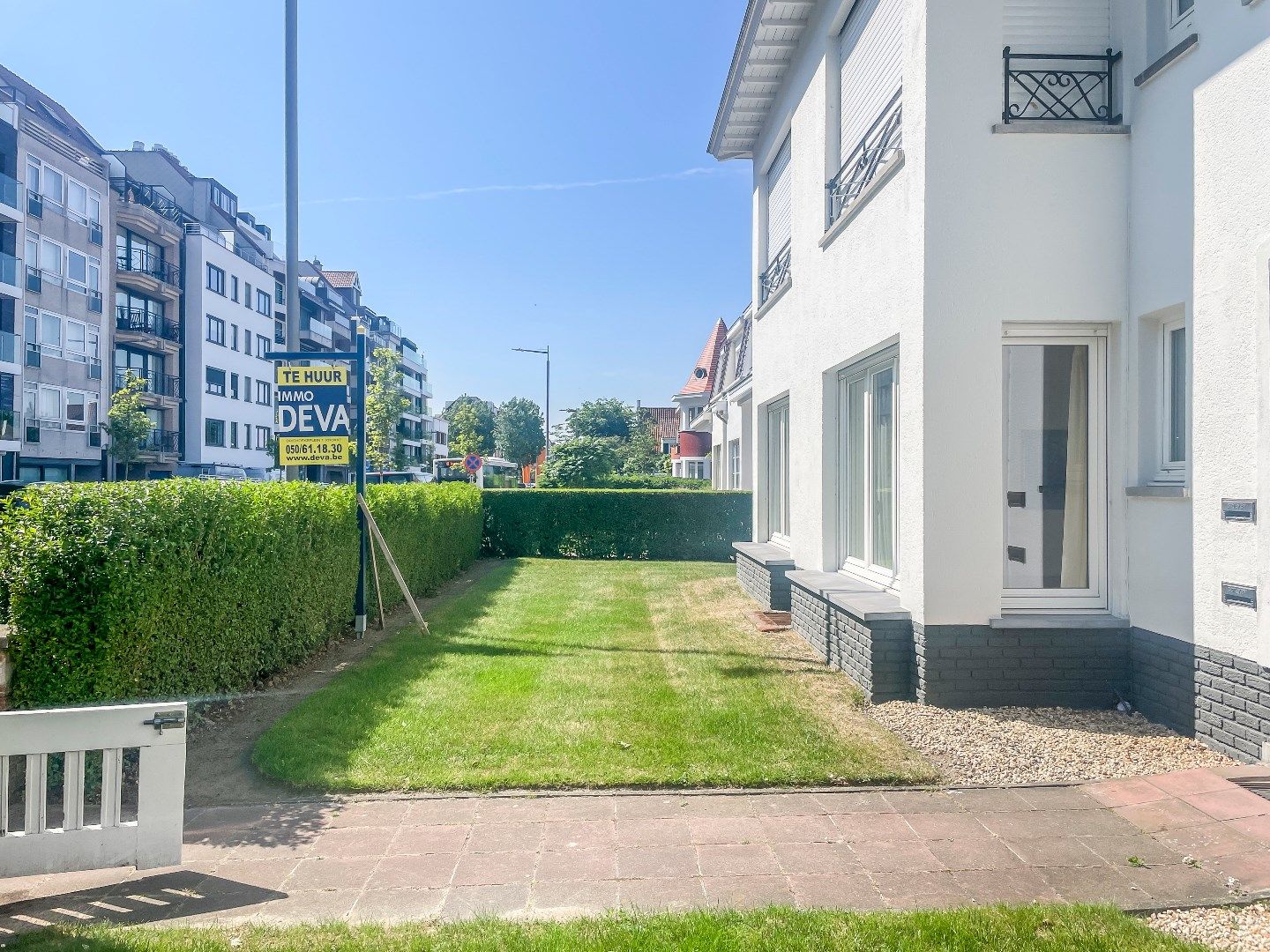 Zeer verzorgd en zonnig hoekappartement, rustig gelegen in de Koningslaan, vlakbij de winkels en de dijk. Incl. garage én staanplaats. foto 2