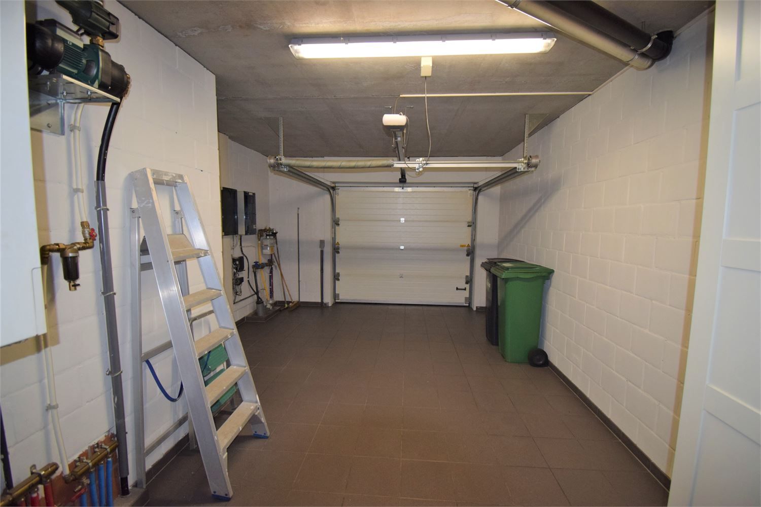 Halfopen bebouwing met drie slaapkamers, garage en tuin foto 16