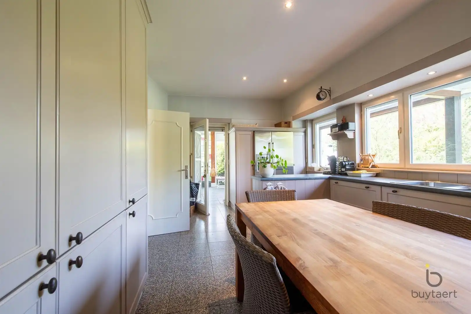 LICHTRIJK WONEN OP DE GRENS VAN SCHILDE EN ZOERSEL: OP TE FRISSEN SPLIT-LEVEL WONING MET TUIN EN ZWEMBAD. foto 13