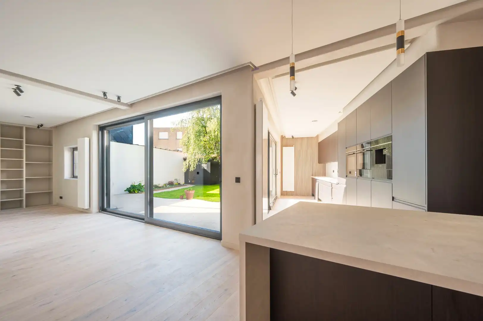 Volledig gerenoveerde stadswoning met dubbele gevelbreedte, tuin en garage foto 5