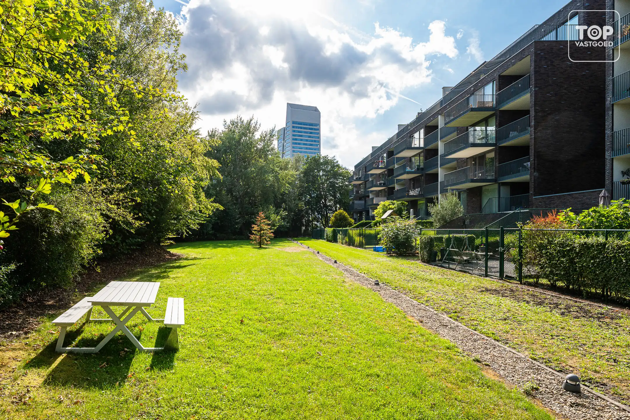 lichtrijk appartement met 1 slaapkamer en groene tuin foto 19