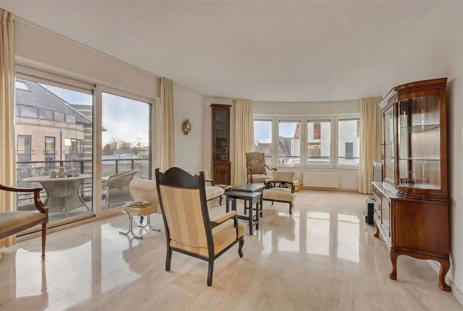 Prachtig, uitzonderlijk ruim appartement met 2 slaapkamers, 2 terrassen en inpandige garagebox, gelegen nabij het centrum van Maaseik. foto 7