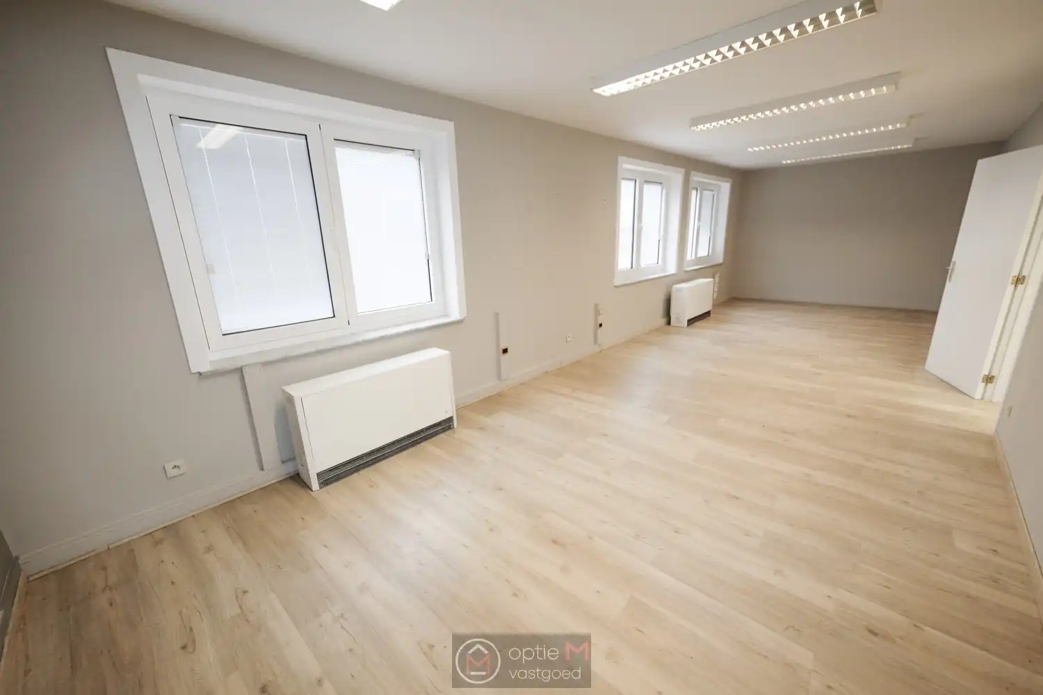 RUIM KANTOORGEBOUW OP TOPLIGGING IN BILZEN foto 6