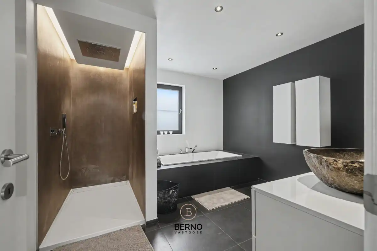 Exclusieve en moderne villa met luxe afwerking foto 15