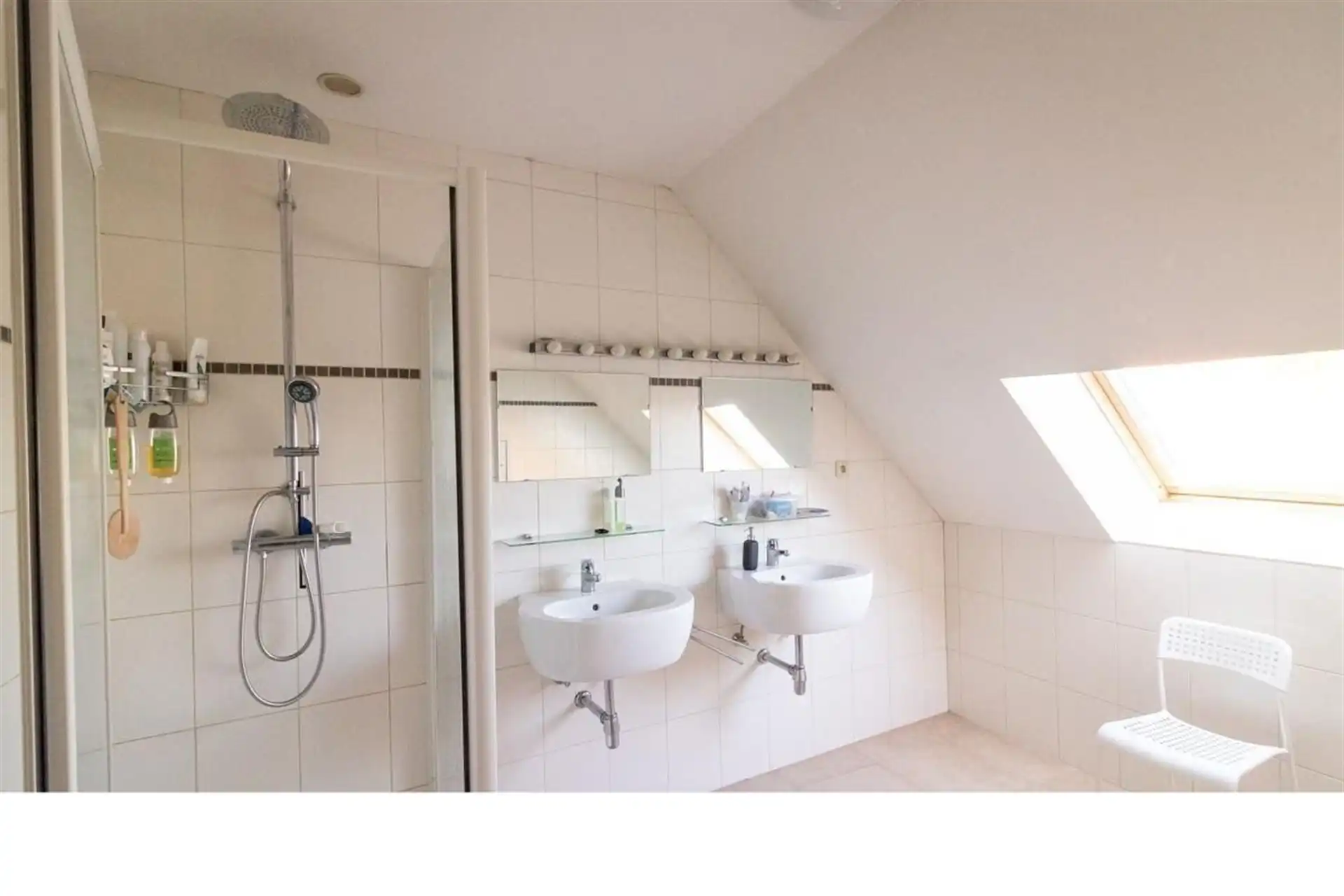 Gelijkvloers handelspand met bovenliggend appartement foto 10