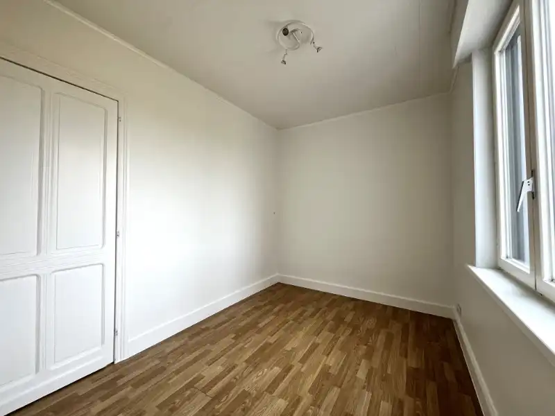 Landelijk gelegen woning met tuin en 3 garages foto 16