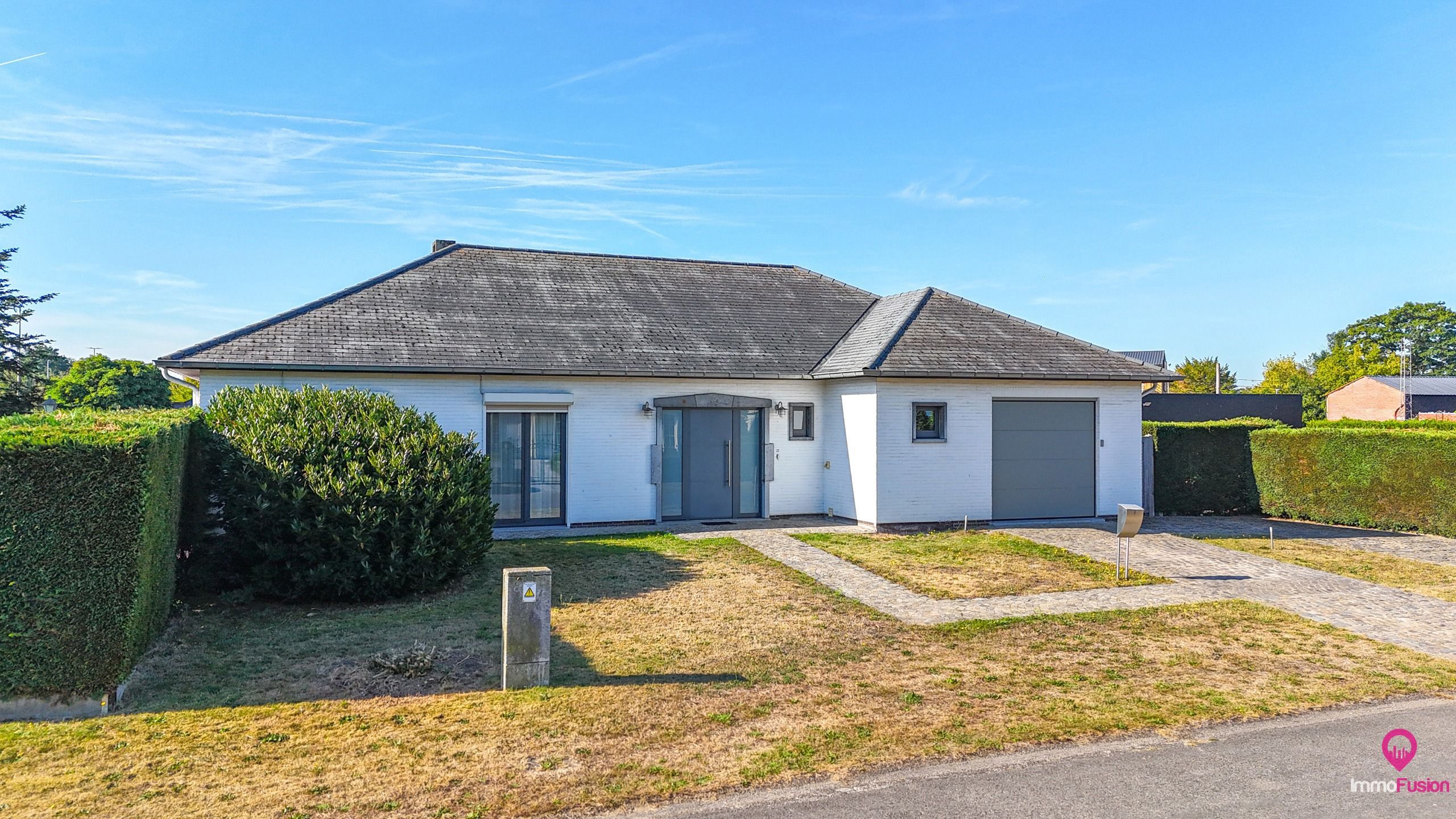 Hoofdfoto van de publicatie: Gerenoveerde gelijkvloerse woning met 3 slpks en garage!