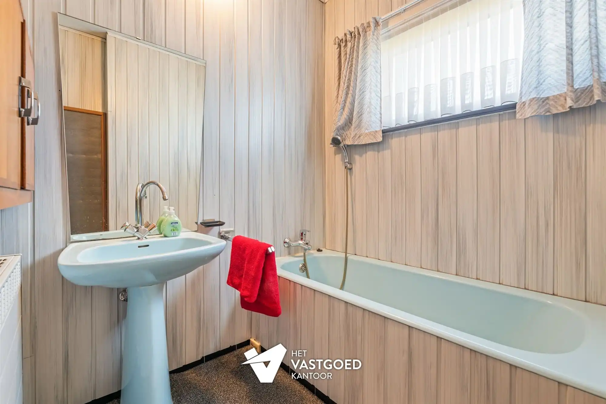 RUIME, STATIGE WONING OP GROENE LIGGING MET RUIM PERCEEL foto 10