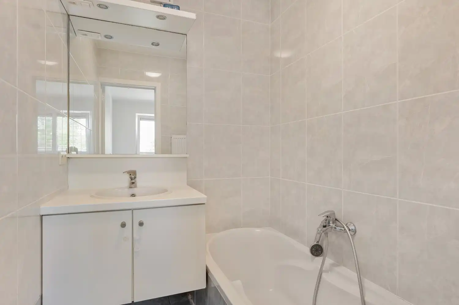 TE KOOP | Instapklaar appartement nabij het station van Geel. foto 9