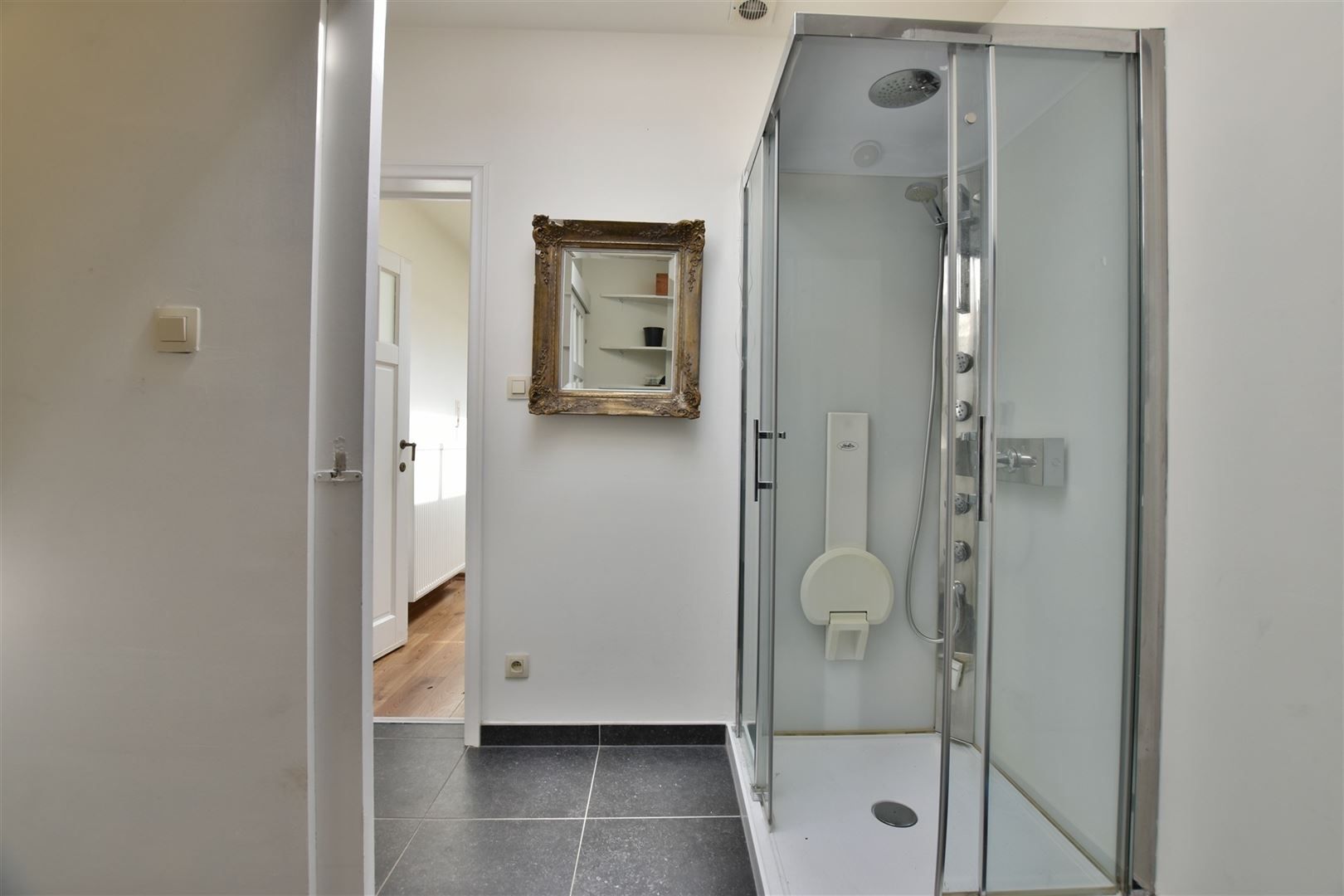 Karaktervolle, ruime woning met 6 slaapkamers, binnenkoer met jacuzzi en topligging! foto 9