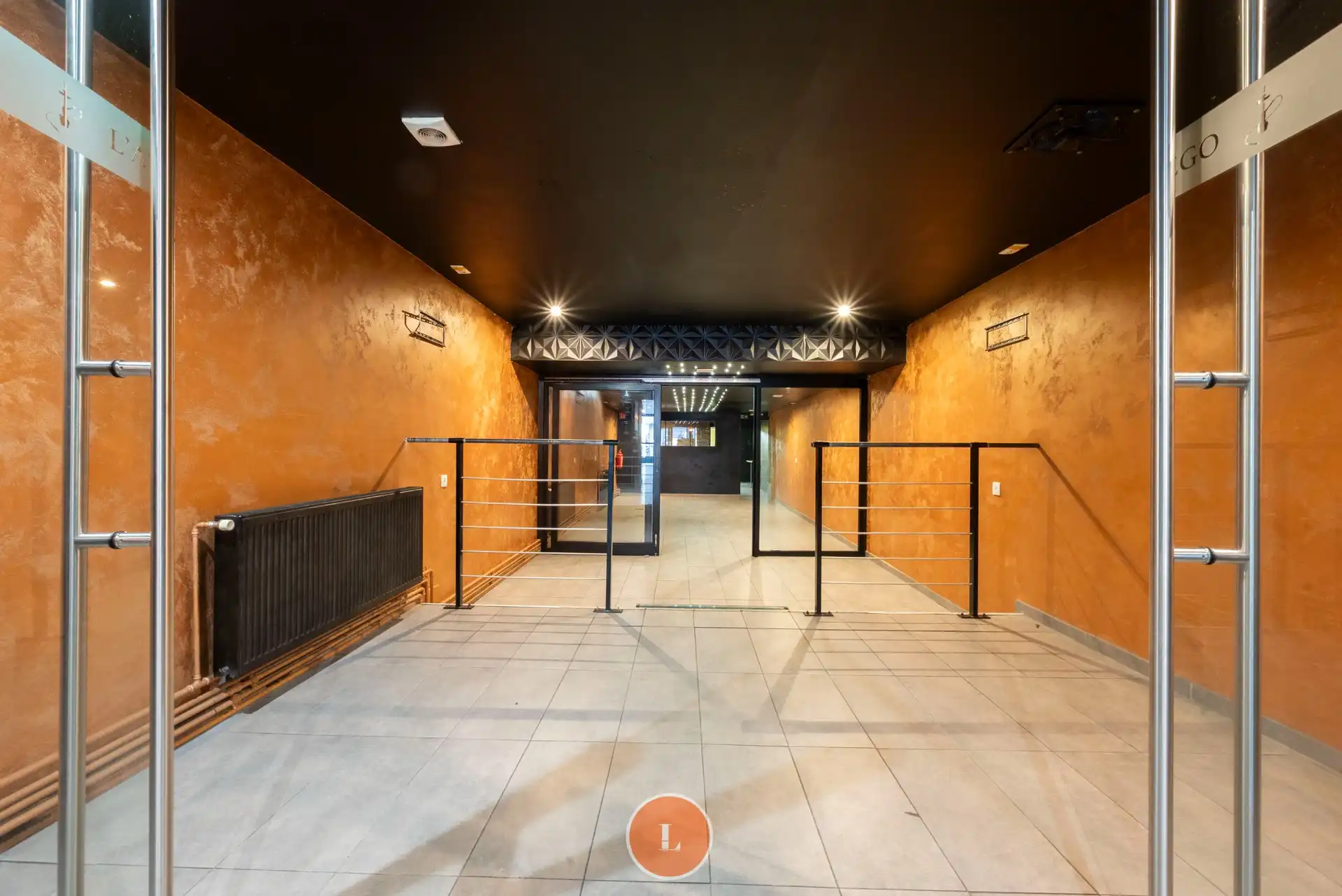 Centraal gelegen handelspand voor gemengd gebruik met uitweg! foto 4