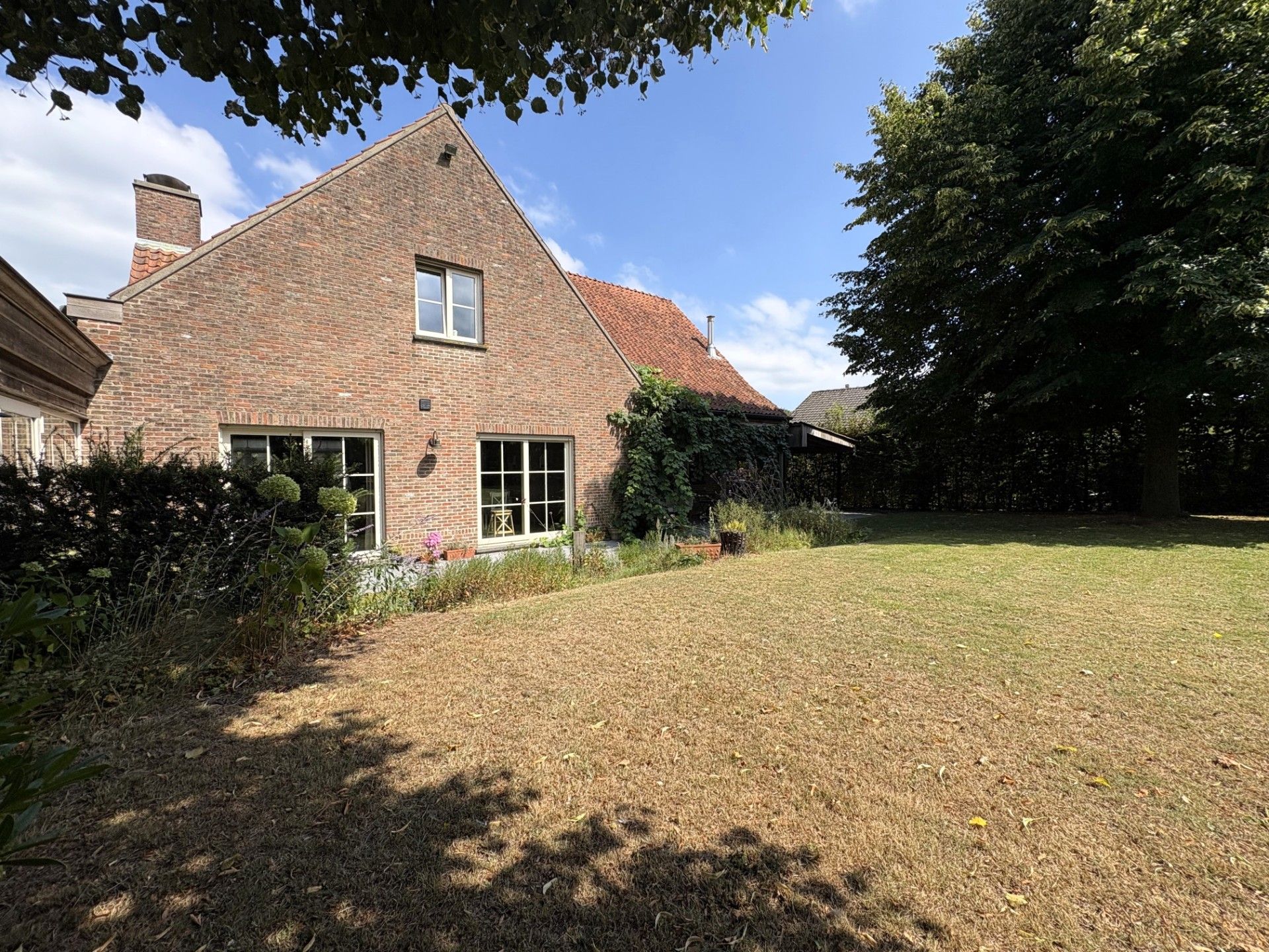 Rustig gelegen, alleenstaande woning met prachtige tuin foto 4