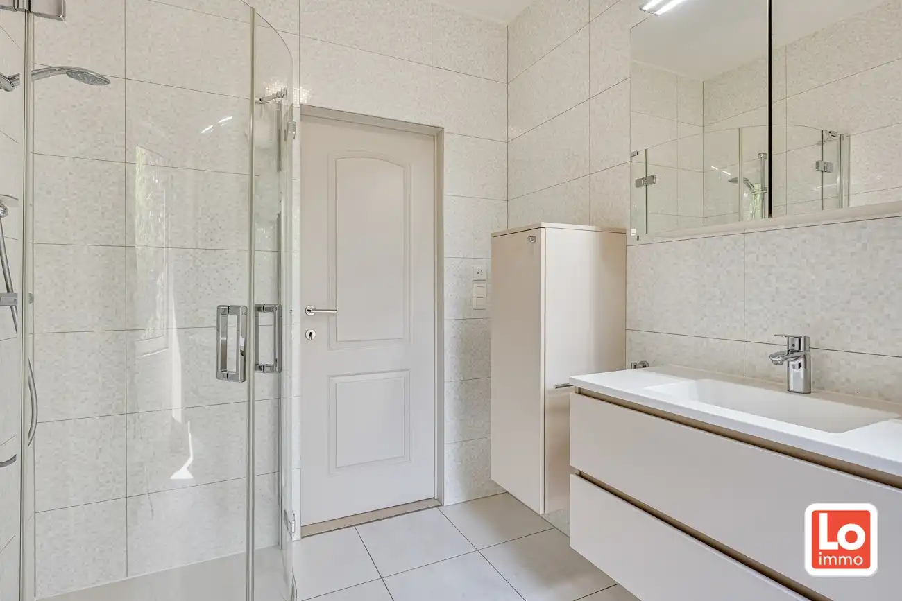 Degelijke open (kangoeroe)woning met inpandige garage en gezellige zuidwest georiënteerde tuin op een rustige locatie nabij het centrum van Lochristi! foto 17