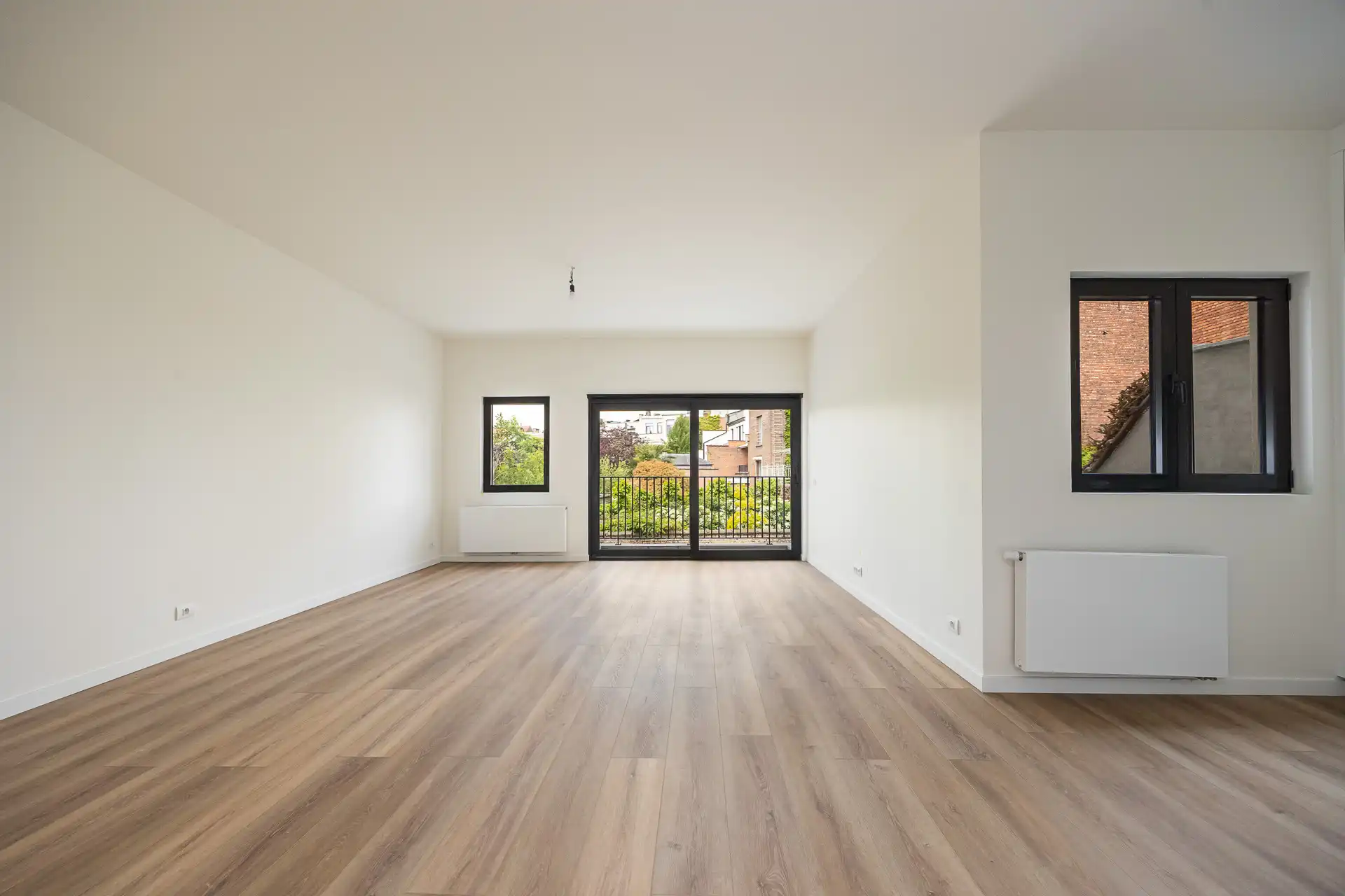 Ruim kwalitatief gerenoveerd 2 slpkappartement met ZW-terras foto 2