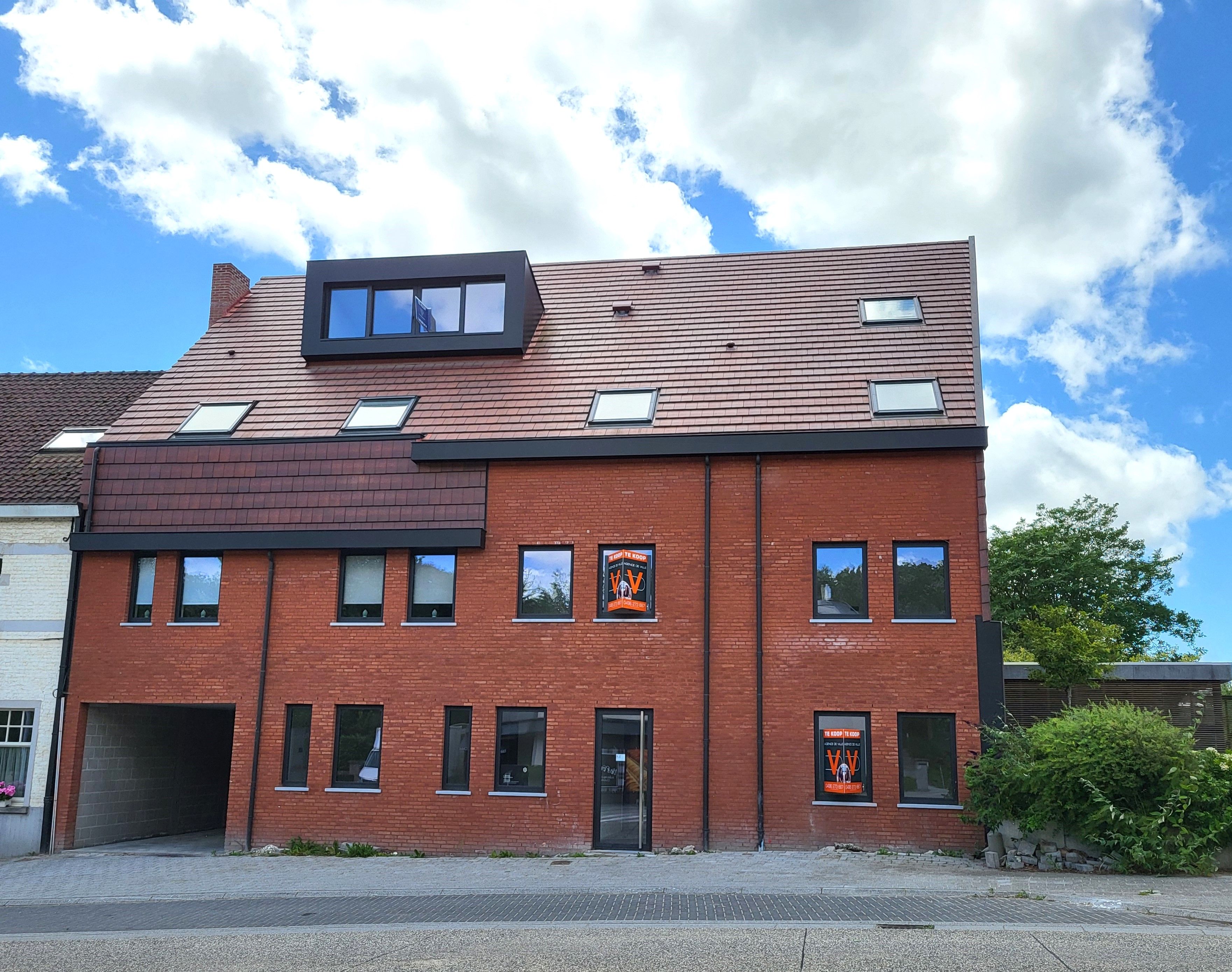 Prachtig nieuwbouwappartement gelegen op het gelijkvloers met ruim terras, tuin, carport en berging.  foto 1