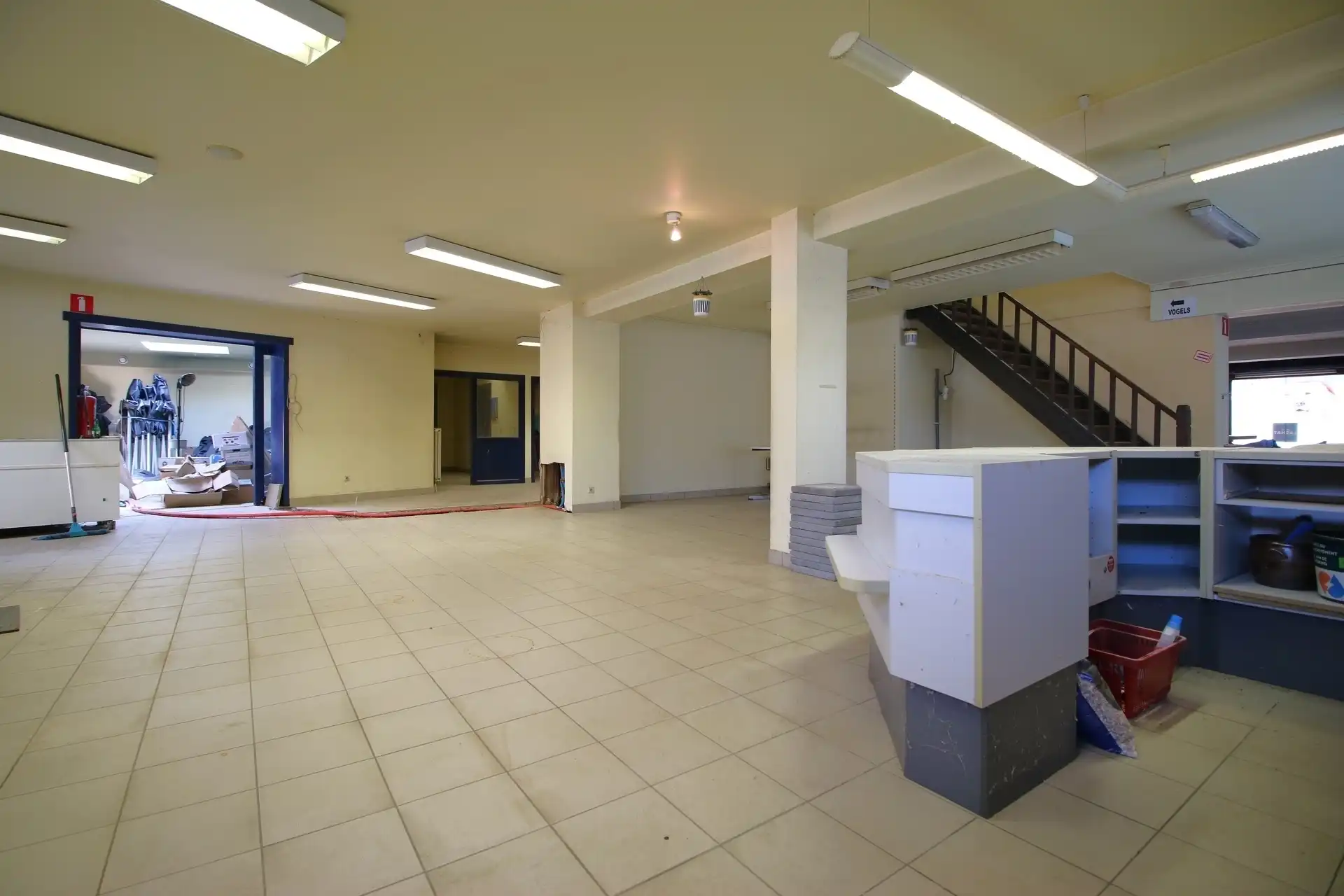 Ruim te renoveren handelspand met woning foto 4