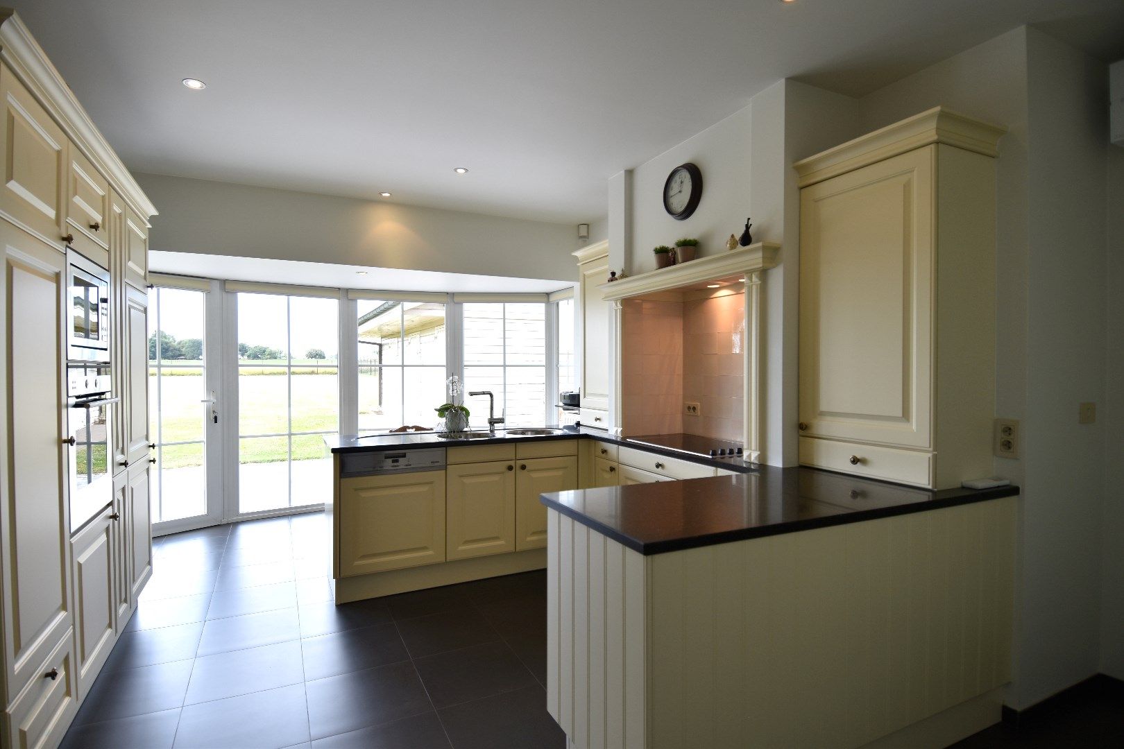 Exclusieve woning met 4 slaapkamers gelegen op een prachtig perceel van bijna 2.400 m² foto 3