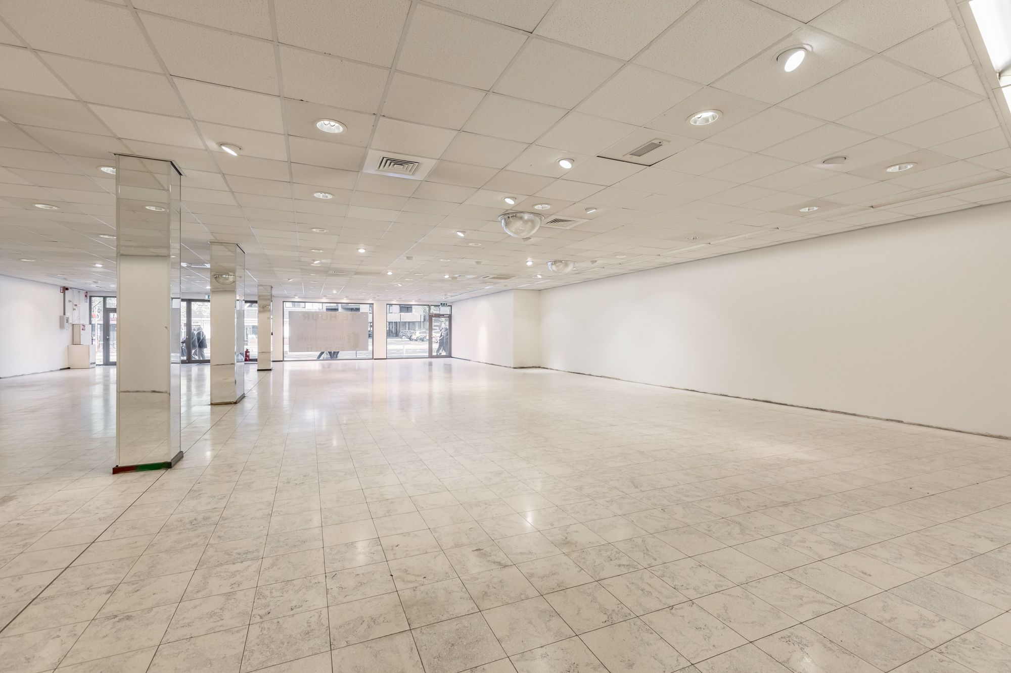 IDEALIS VASTGOED – Extra ruim handelspand (+-500m²!!!) met tal van mogelijkheden op een extra centrale, commerciële zichtlocatie te midden van het centrum in Genk foto 24