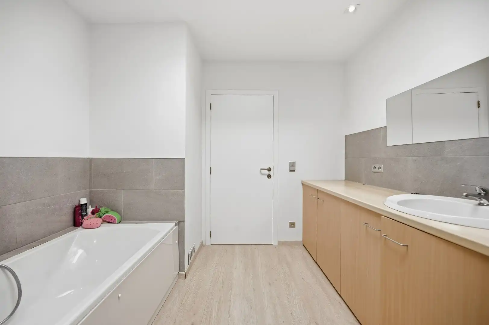 Mooie instapklare woning met tuin, terras, garage en 4 slpks foto 17