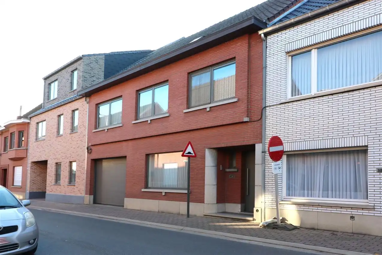 Ruime woning met drie slaapkamers en gezellige koer foto 33