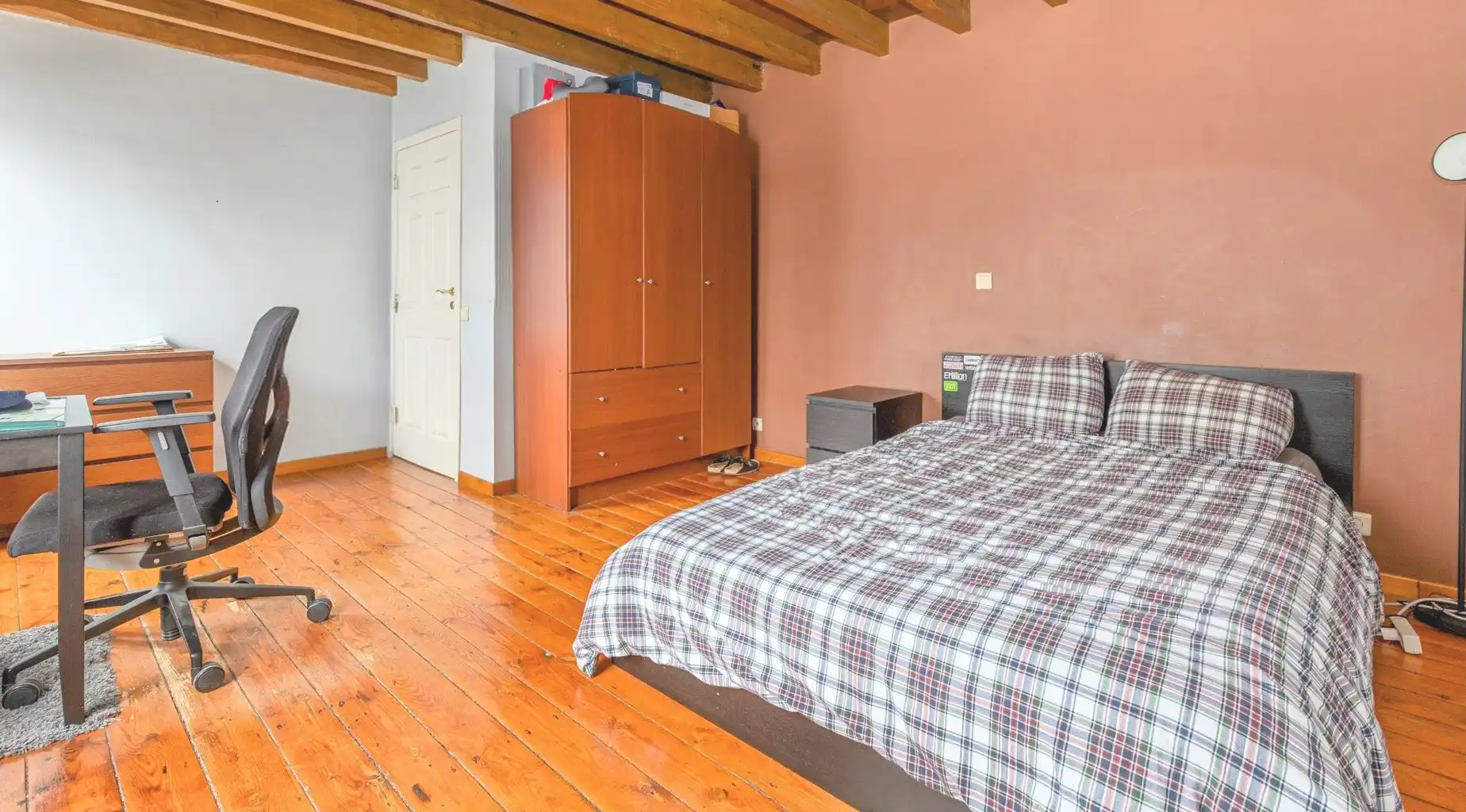 RUIME ALLEENSTAANDE WONING IN DOODLOPENDE STRAAT foto 13