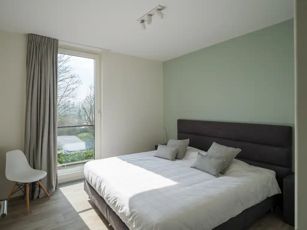 Lichtrijke penthouse met 3 slaapkamers, ruim zonneterras en twee overdekte staanplaatsen met groen uitzicht op fietsafstand van het centrum van Gent. foto 13