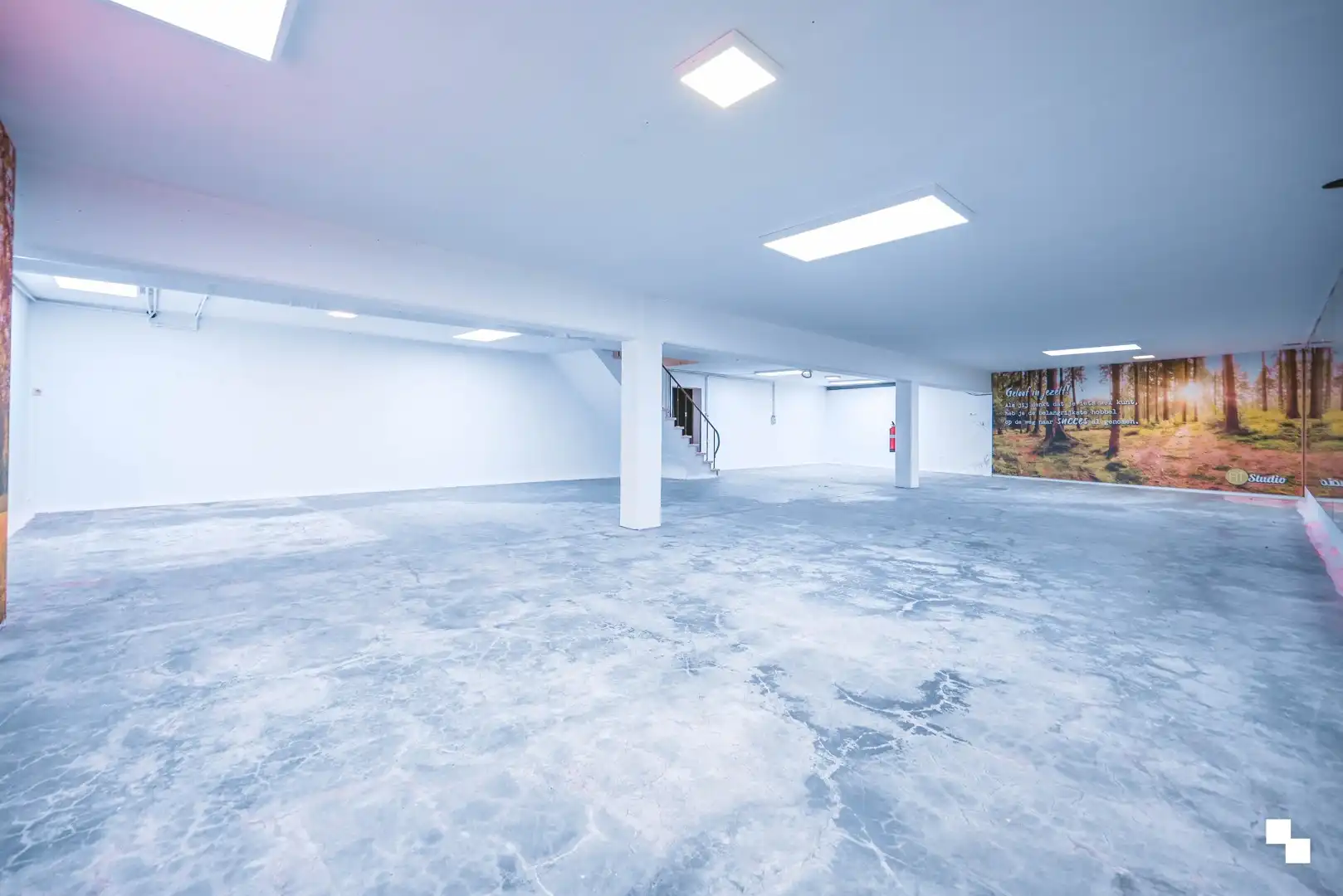 Handelszaak met ruime vitrine in centrum Waregem foto 17