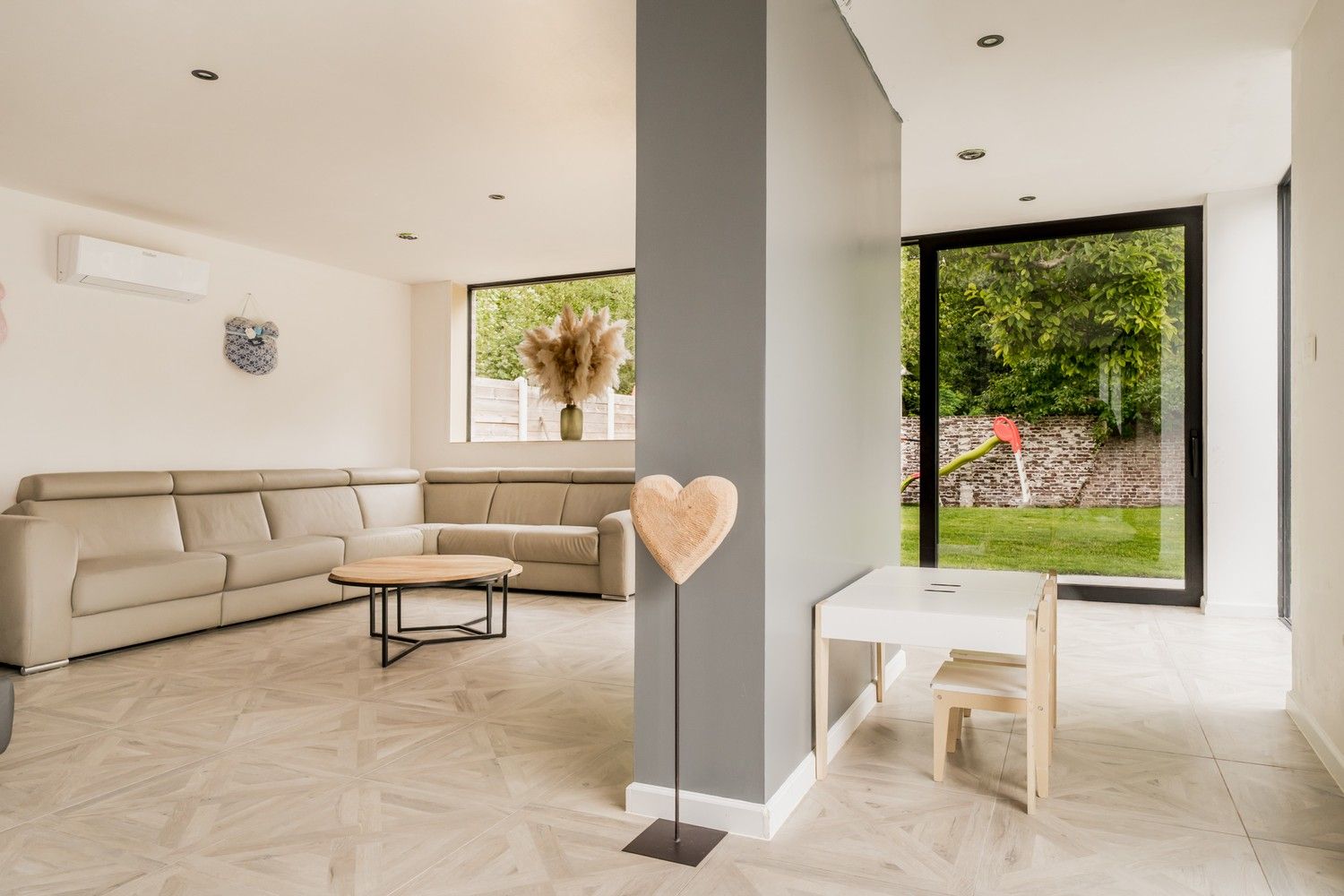 Ruime gerenoveerde woning met 4 slaapkamers en prachtige tuin foto 7