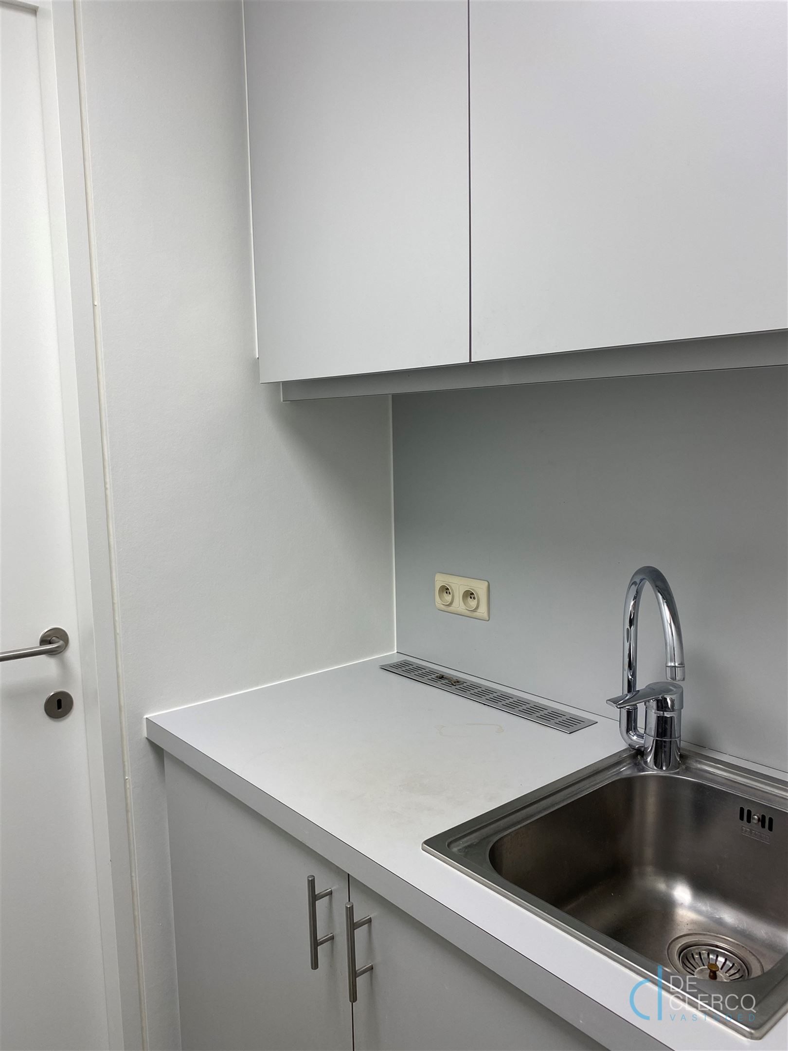 Nieuw, ruim kantoor met parking te huur centrum Lochristi!  foto 11